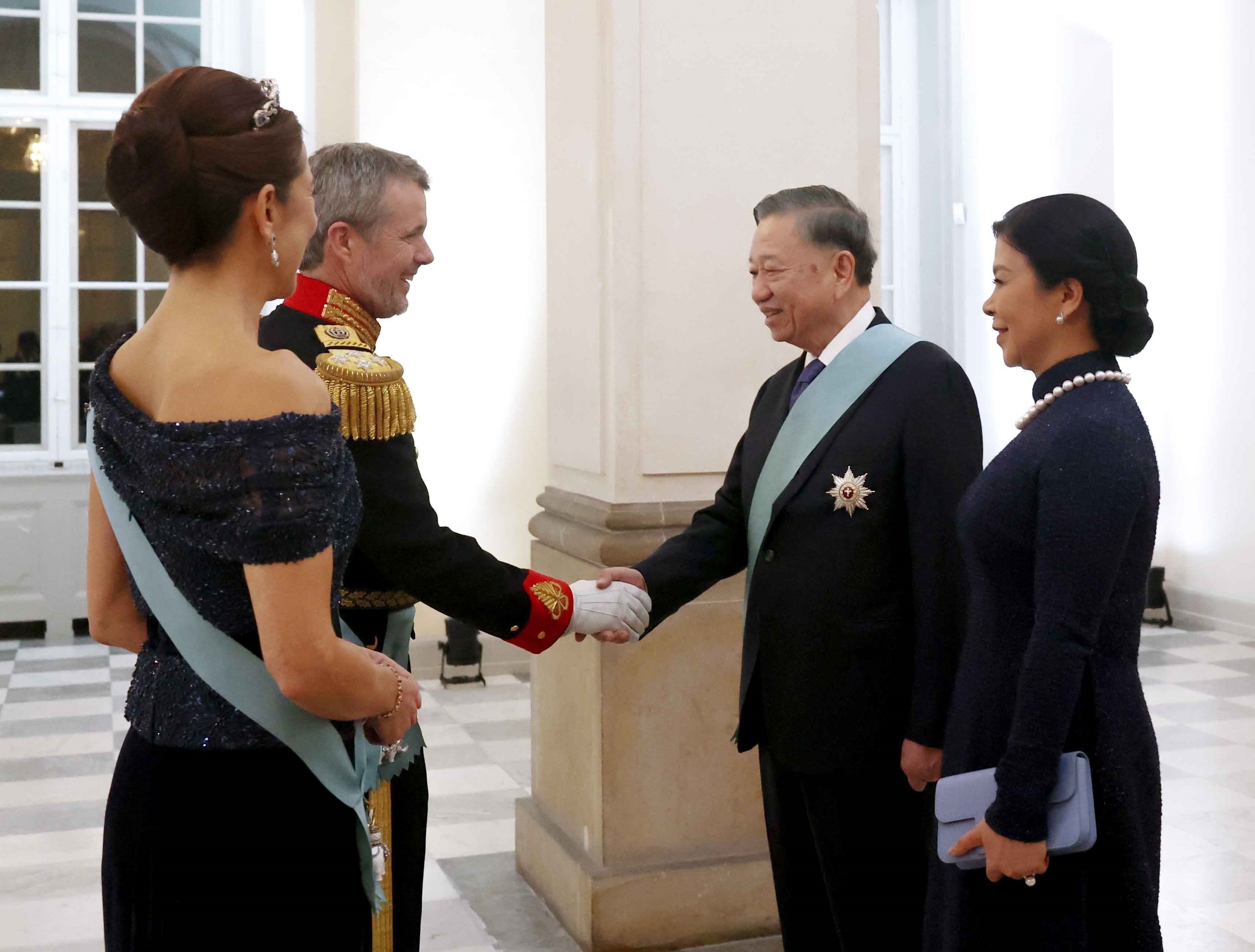 Nhà Vua Đan Mạch Frederik X và Hoàng hậu Mary đón Tổng Bí thư, Chủ tịch nước Tô Lâm và Phu nhân Ngô Phương Ly. Ảnh: Thống Nhất – TTXVN