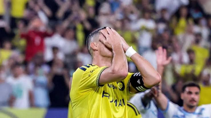 Ronaldo đá hỏng 11m và bỏ lỡ cơ hội trước khung thành trống trong trận thắng của Al Nassr - Ảnh 1. Ronaldo đá hỏng 11m và bỏ lỡ cơ hội trước khung thành trống trong trận thắng của Al Nassr - Ảnh 1.