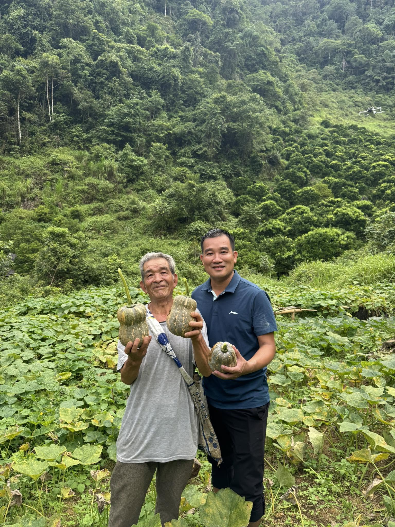 Ông Nguyễn Duy Tư - Bí thư Đảng ủy xã Vân Sơn (bên phải) làm video quảng bá nông sản địa phương. Ảnh: FB Bí thư xứ Mường