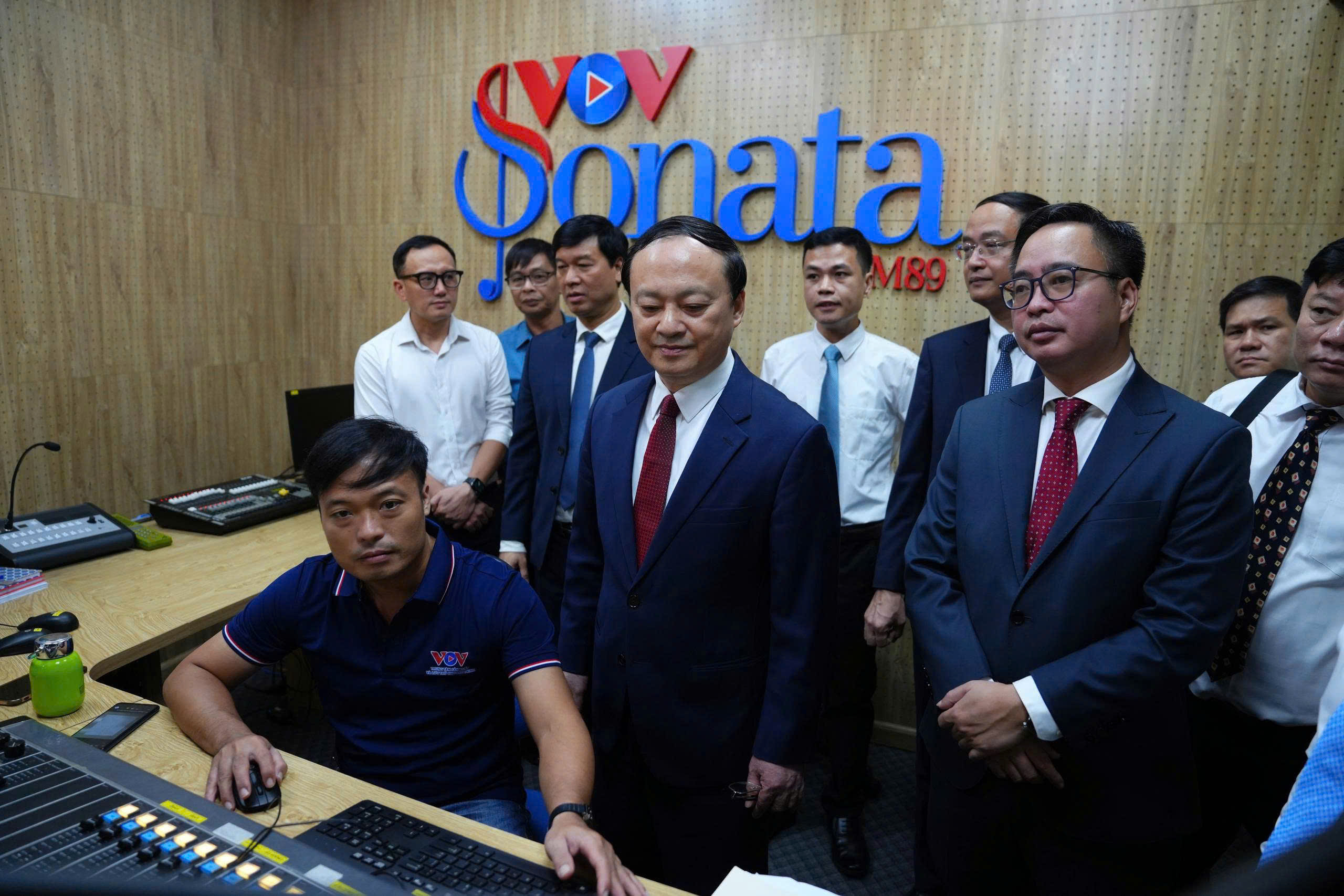 VOV Sonata - FM89 là kênh âm nhạc chuyên biệt về thính phòng, giao hưởng, cổ điển, jazz và các thể loại nhạc không lời có giá trị nghệ thuật