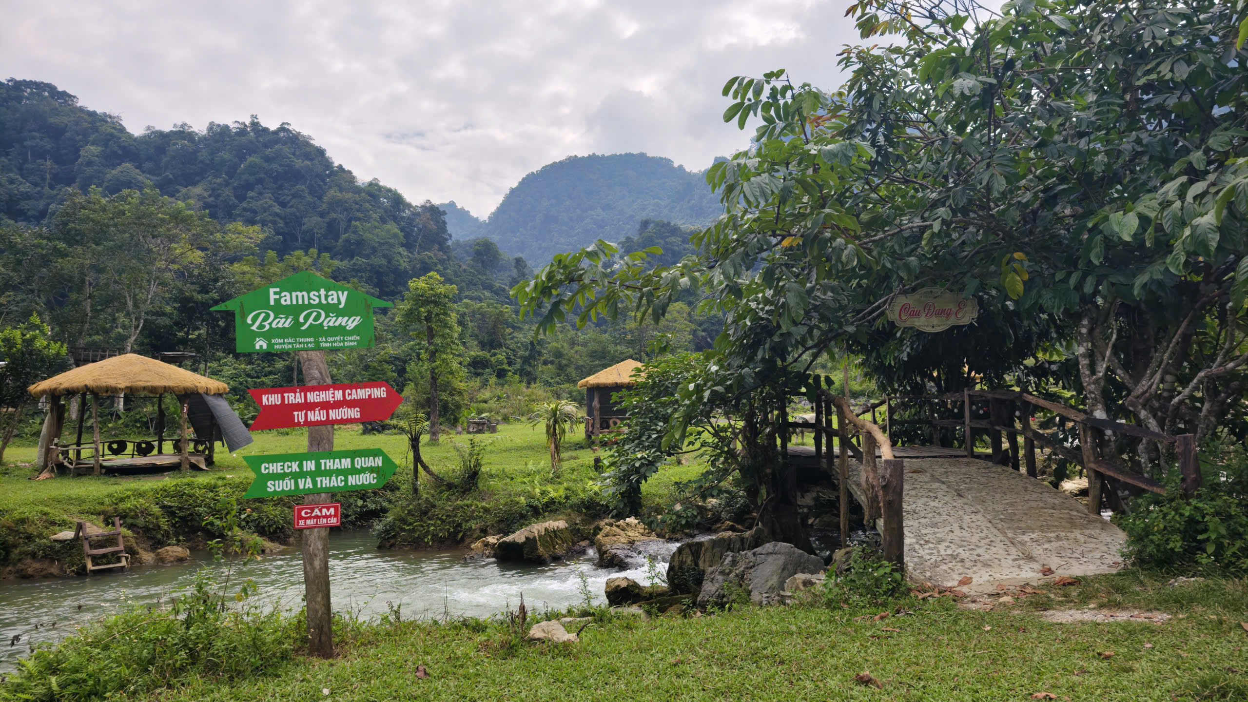 Bãi Pặng ở xã Vân Sơn, Phú Thọ được ví như “ốc đảo xanh” hoặc “thiên đường camping” giữa núi rừng nhờ cảnh quan thiên nhiên nguyên sơ và khí hậu mát mẻ. Ảnh: Huy Thông - ảnh 1