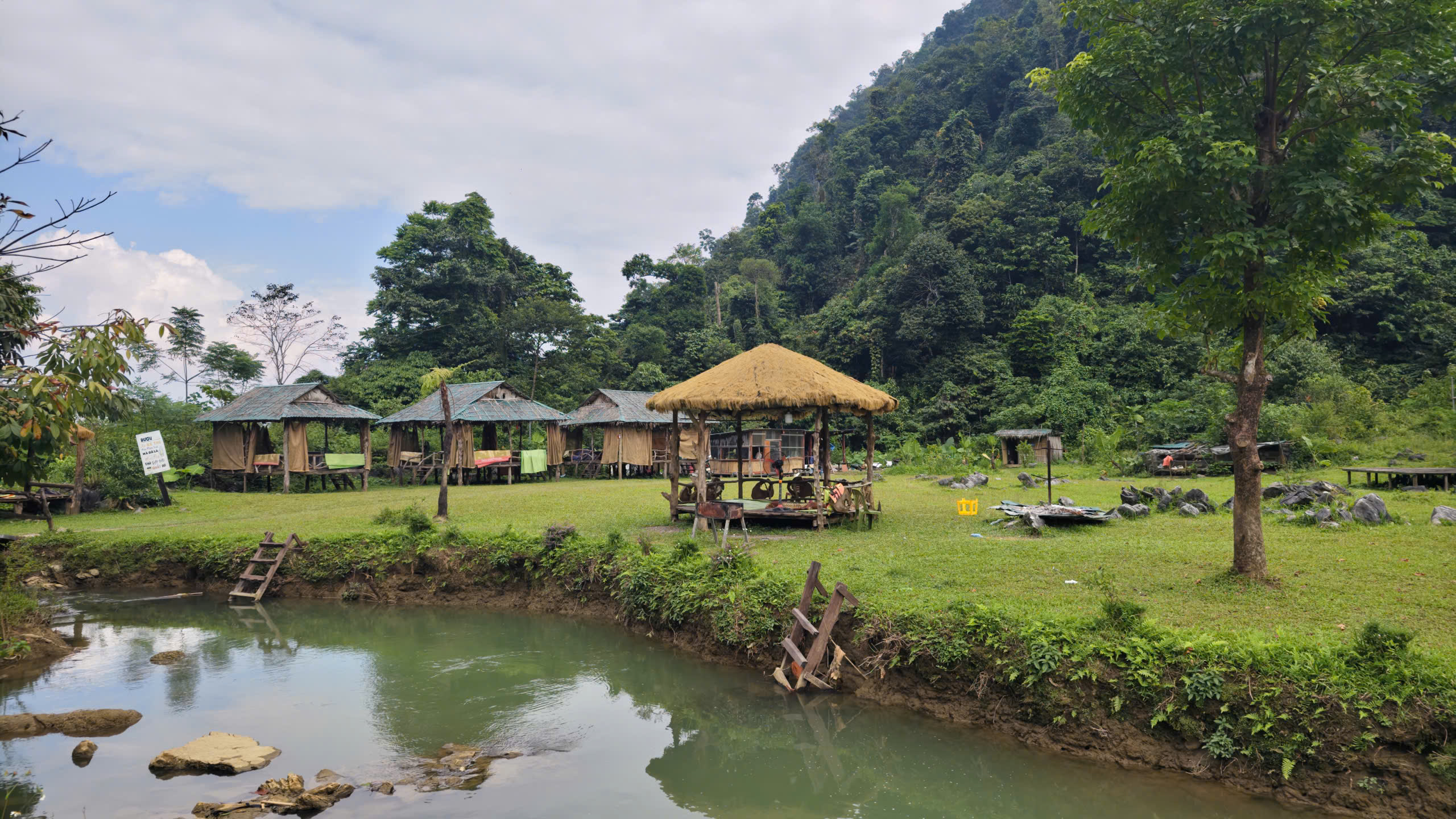 Bãi Pặng ở xã Vân Sơn, Phú Thọ được ví như “ốc đảo xanh” hoặc “thiên đường camping” giữa núi rừng nhờ cảnh quan thiên nhiên nguyên sơ và khí hậu mát mẻ. Ảnh: Huy Thông - ảnh 2