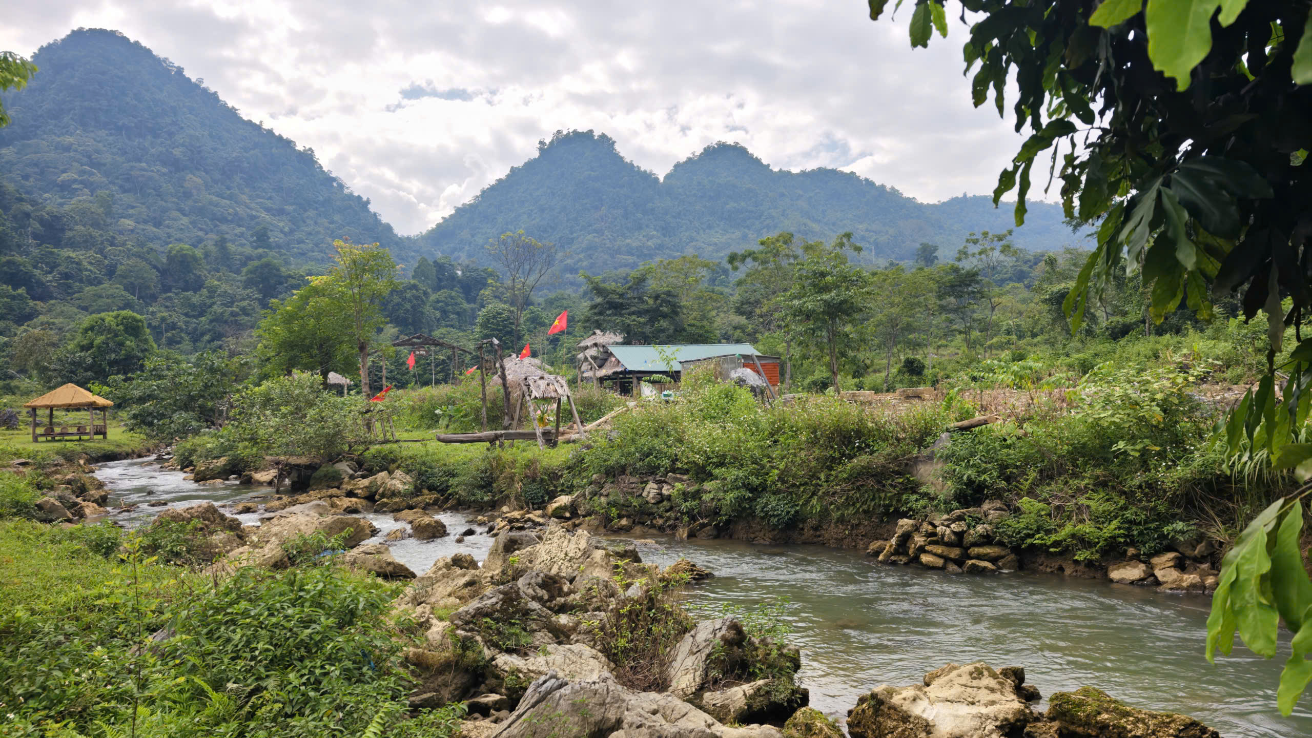Bãi Pặng ở xã Vân Sơn, Phú Thọ được ví như “ốc đảo xanh” hoặc “thiên đường camping” giữa núi rừng nhờ cảnh quan thiên nhiên nguyên sơ và khí hậu mát mẻ. Ảnh: Huy Thông - ảnh 4