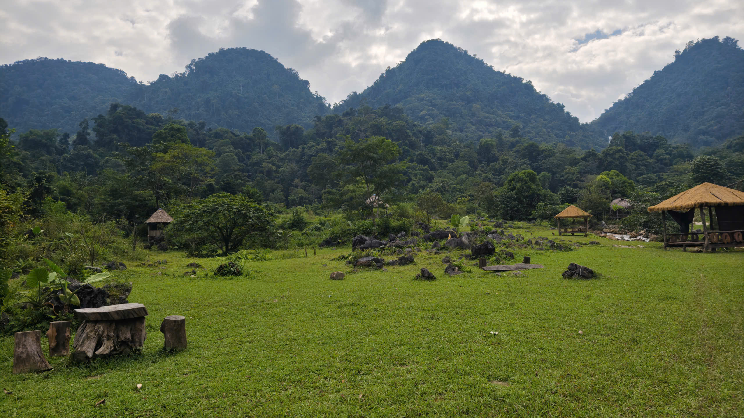 Bãi Pặng ở xã Vân Sơn, Phú Thọ được ví như “ốc đảo xanh” hoặc “thiên đường camping” giữa núi rừng nhờ cảnh quan thiên nhiên nguyên sơ và khí hậu mát mẻ. Ảnh: Huy Thông - ảnh 5