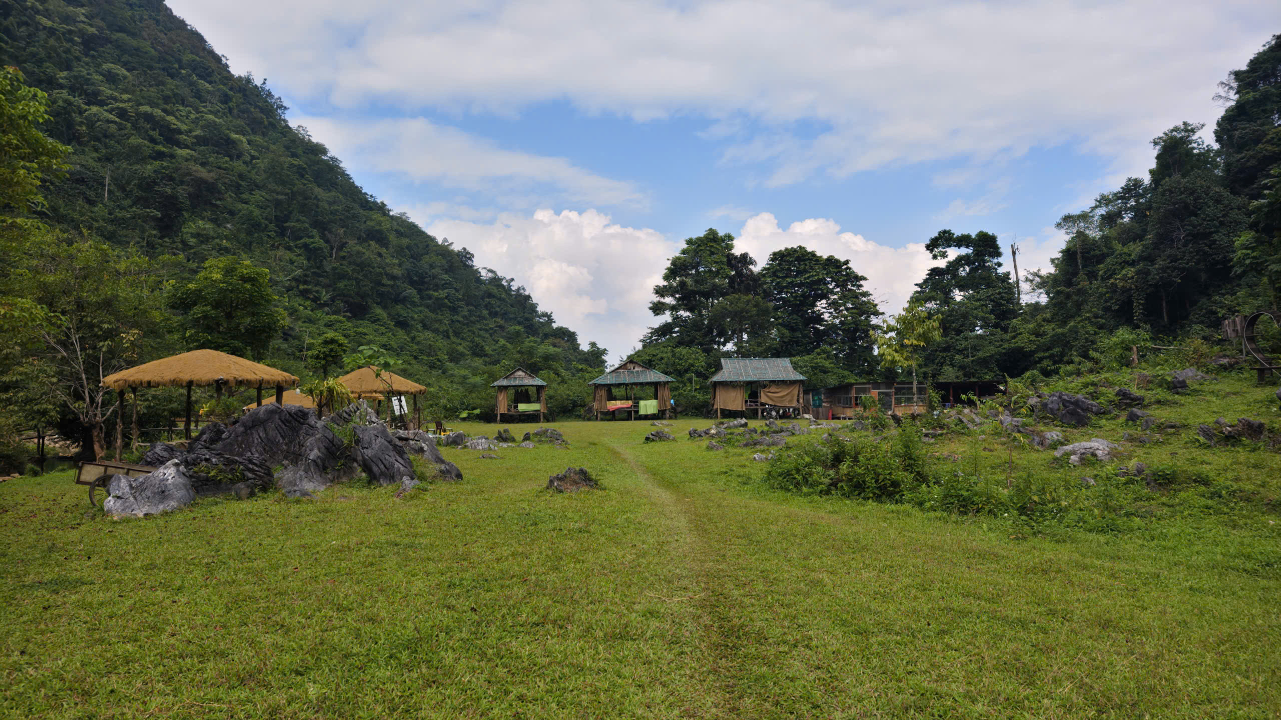 Bãi Pặng ở xã Vân Sơn, Phú Thọ được ví như “ốc đảo xanh” hoặc “thiên đường camping” giữa núi rừng nhờ cảnh quan thiên nhiên nguyên sơ và khí hậu mát mẻ. Ảnh: Huy Thông - ảnh 6