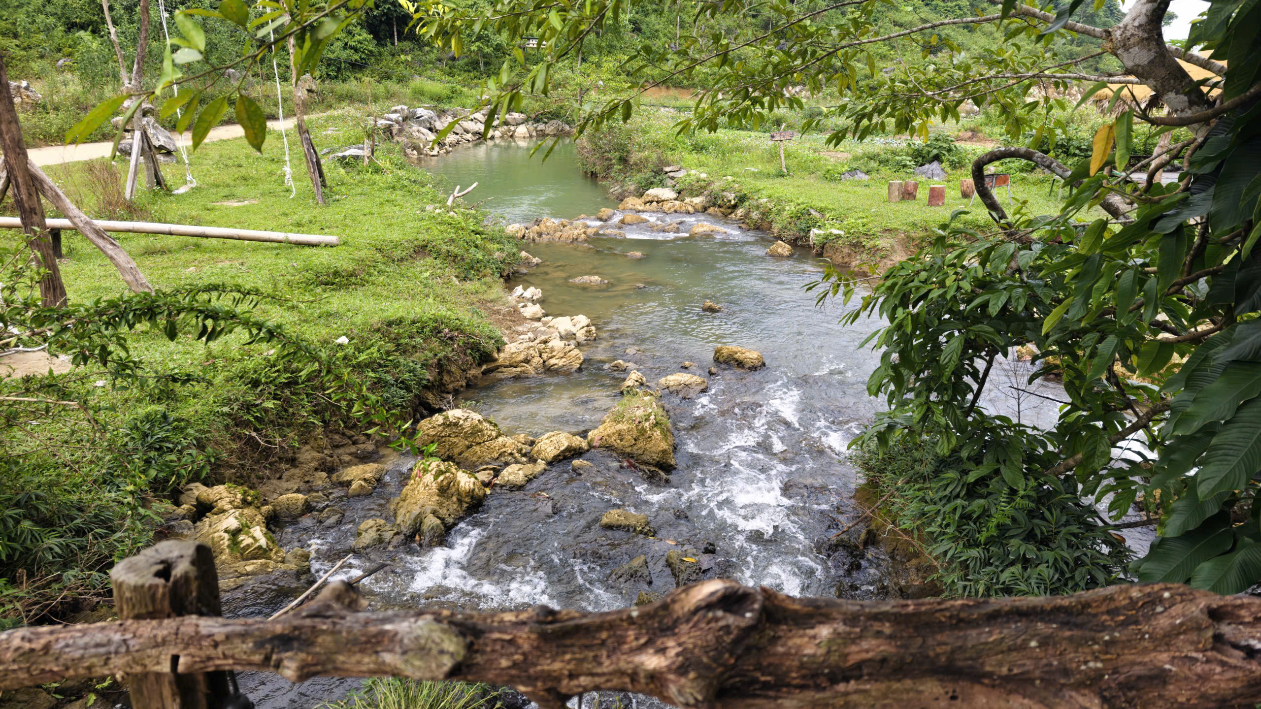 Bãi Pặng ở xã Vân Sơn, Phú Thọ được ví như “ốc đảo xanh” hoặc “thiên đường camping” giữa núi rừng nhờ cảnh quan thiên nhiên nguyên sơ và khí hậu mát mẻ. Ảnh: Huy Thông - ảnh 7