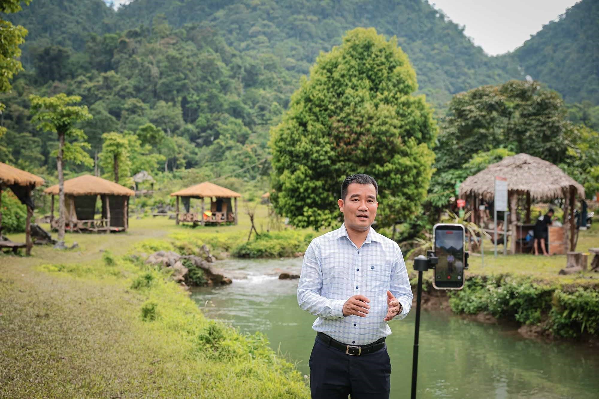 Bí thư xã trực tiếp ghi hình giới thiệu không gian du lịch bãi Pặng. Những video ngắn, chân thực giúp vẻ đẹp địa phương vượt qua khoảng cách địa lý để đến gần hơn với công chúng. Ảnh: Phạm Tuấn Anh