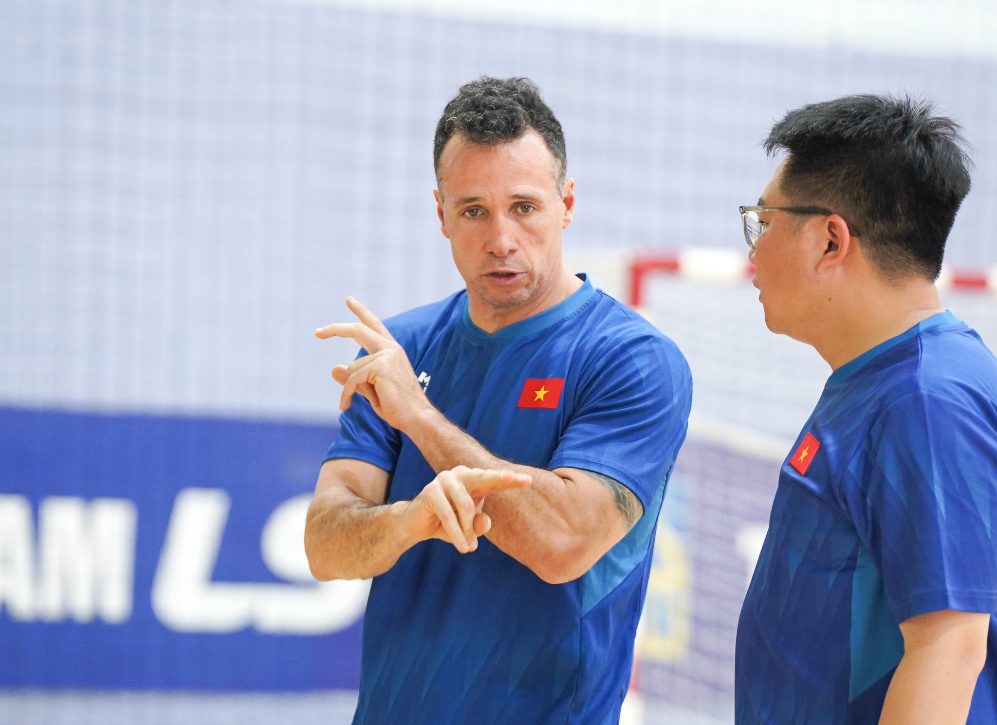 HLV Diego Giustozzi: 'Tôi muốn các cầu thủ trẻ dám mắc sai lầm để trưởng thành' - Ảnh 1.