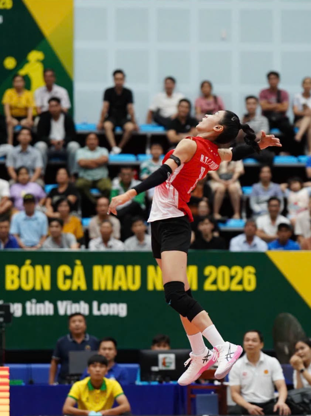 Sau hơn 10 tháng vắng bóng vì chấn thương cổ tay, đối chuyền Hoàng Thị Kiều Trinh đã có màn tái xuất đầy thuyết phục tại giai đoạn 2 Giải bóng chuyền VĐQG 2026