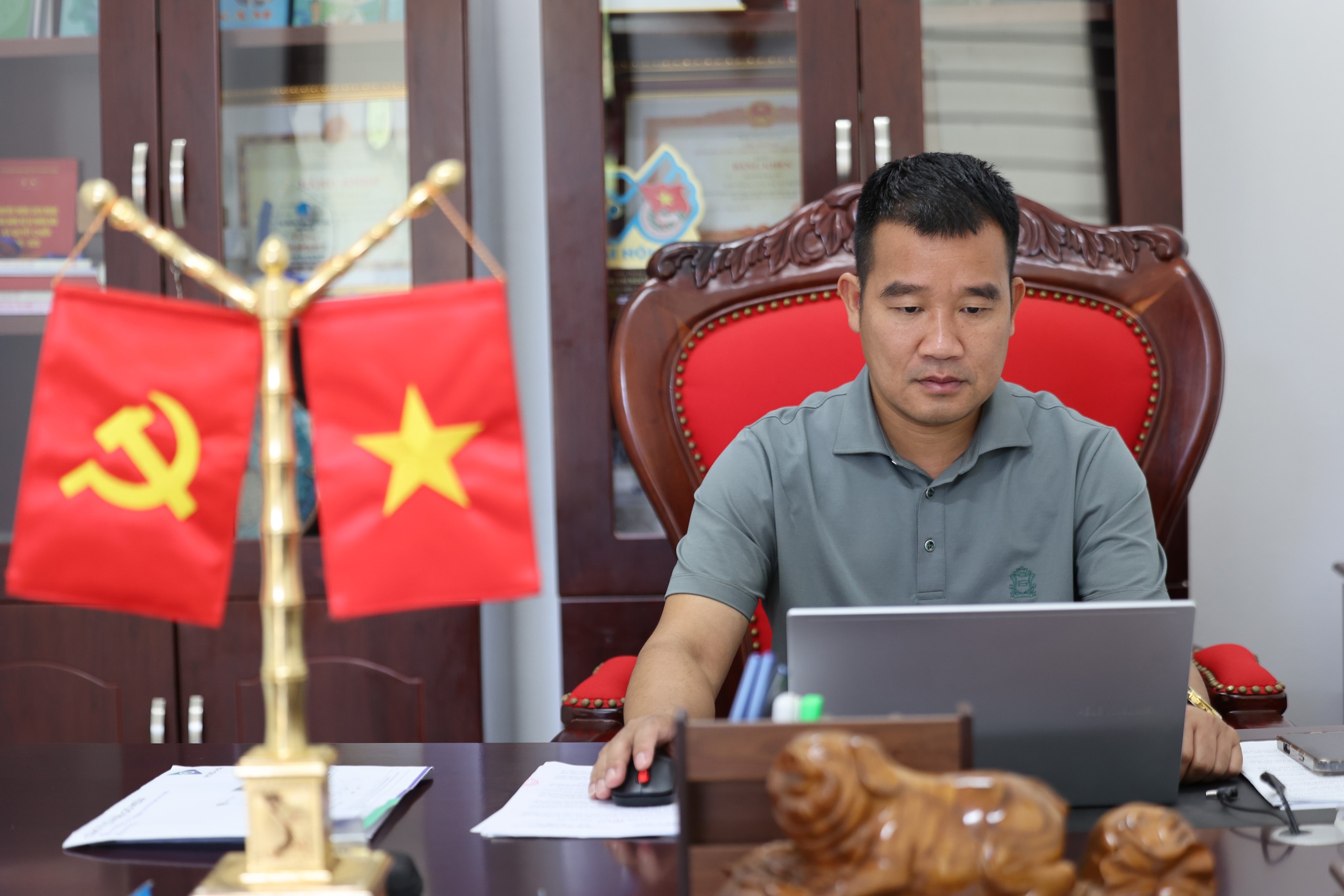 Ông Nguyễn Duy Tư, Bí thư Đảng ủy, Chủ tịch HĐND xã Vân Sơn. Ảnh: Mộng Thìn