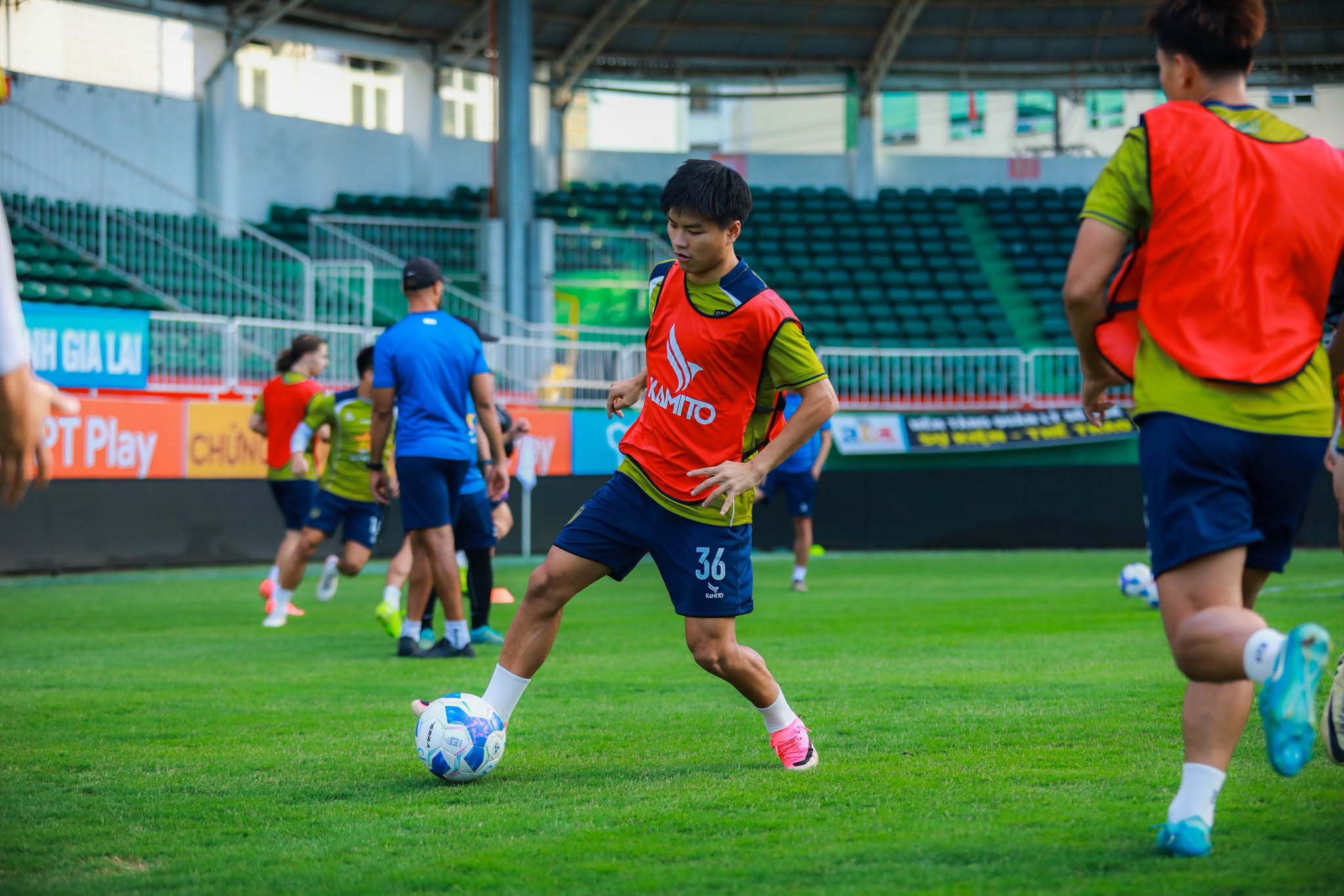 Tin nóng bóng đá Việt hôm nay 23/10: U23 Việt Nam trình làng diện mạo mới; SLNA chiếm ưu thế trước HAGL - Ảnh 2.