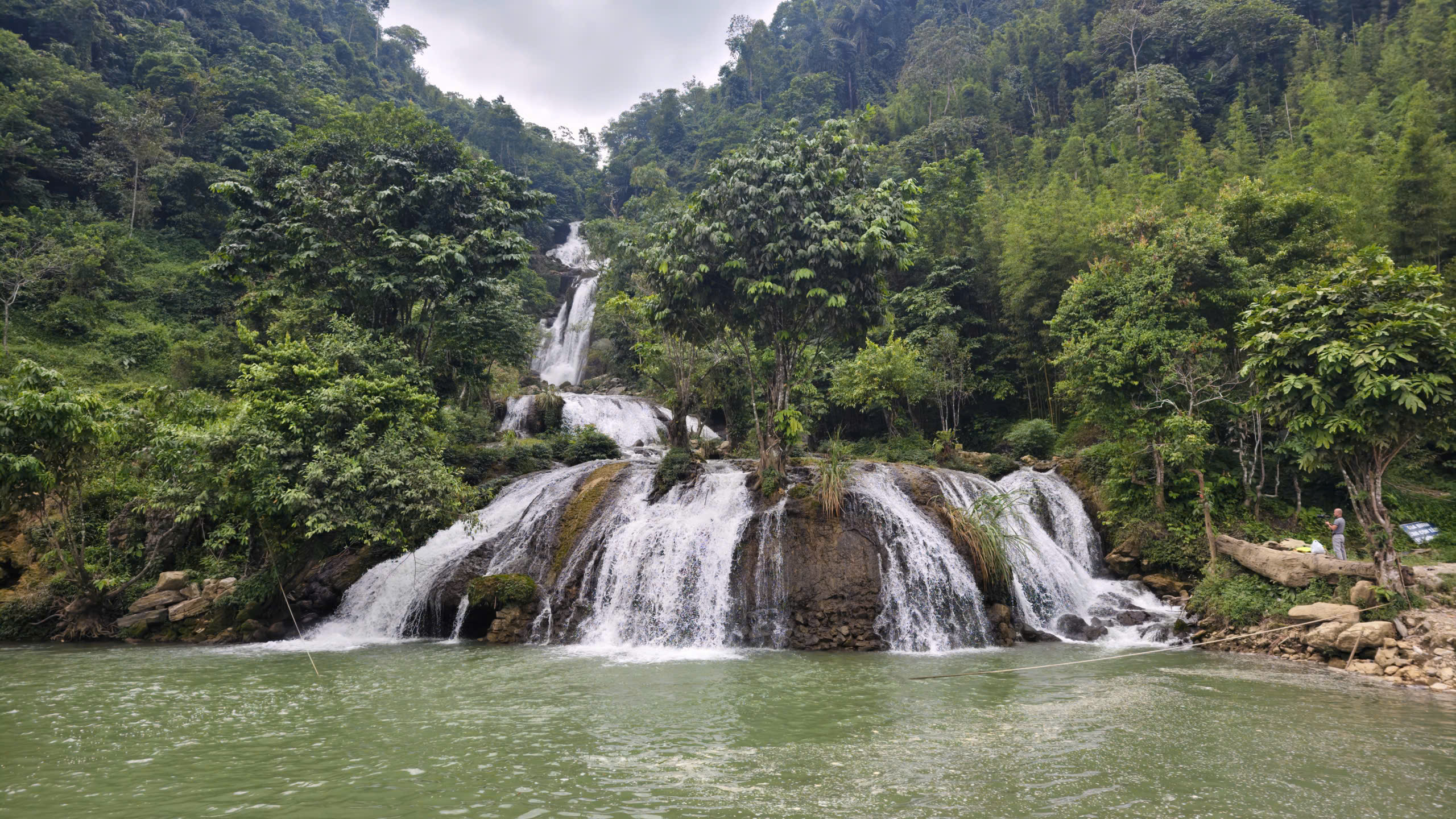 Từ sườn núi cao, thác Thung trắng xóa đổ qua nhiều tầng đá, len giữa thảm rừng xanh và mở ra một không gian khoáng đạt, nguyên sơ giữa đại ngàn Vân Sơn. Vẻ đẹp vừa hùng vĩ vừa mềm mại của thác tạo nên điểm nhấn nổi bật cho cảnh quan xứ Mường, đồng thời mở ra tiềm năng phát triển du lịch sinh thái, khám phá và nghỉ dưỡng gắn với thiên nhiên. Ảnh: Huy Thông - ảnh 3