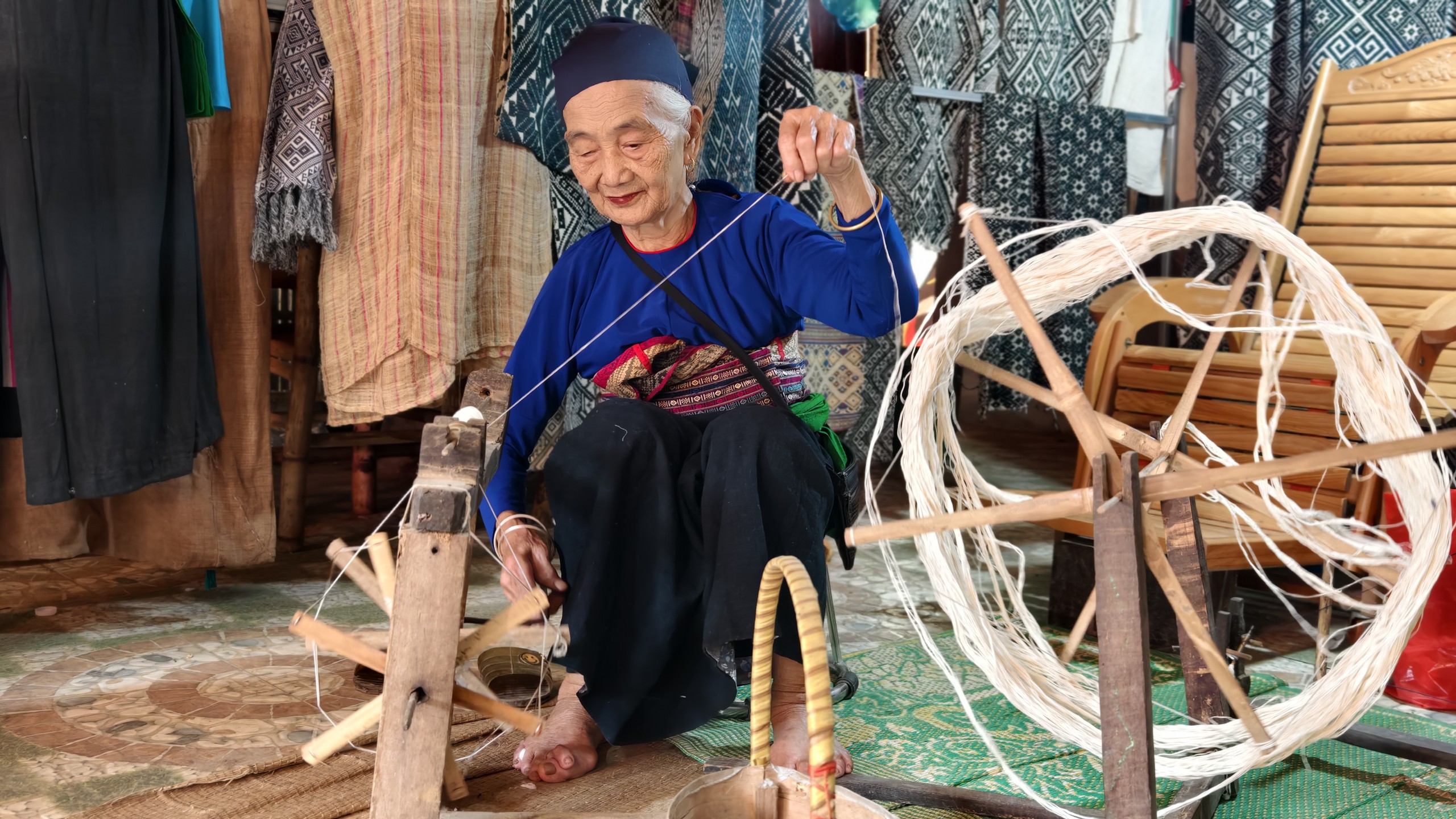 Cụ Hà Thị Nhân bên khung cửi. Ảnh: Huy Thông - ảnh 10