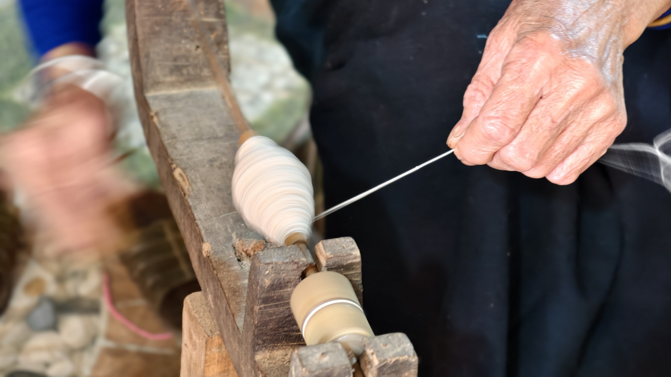Cụ Hà Thị Nhân bên khung cửi. Ảnh: Huy Thông - ảnh 11