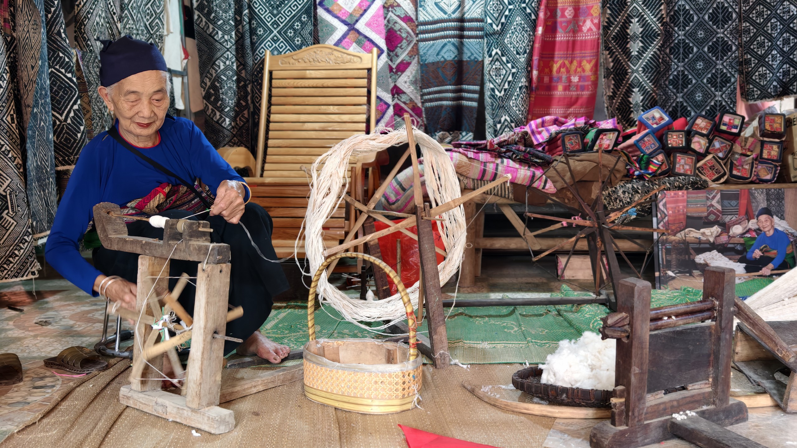Cụ Hà Thị Nhân bên khung cửi. Ảnh: Huy Thông - ảnh 2