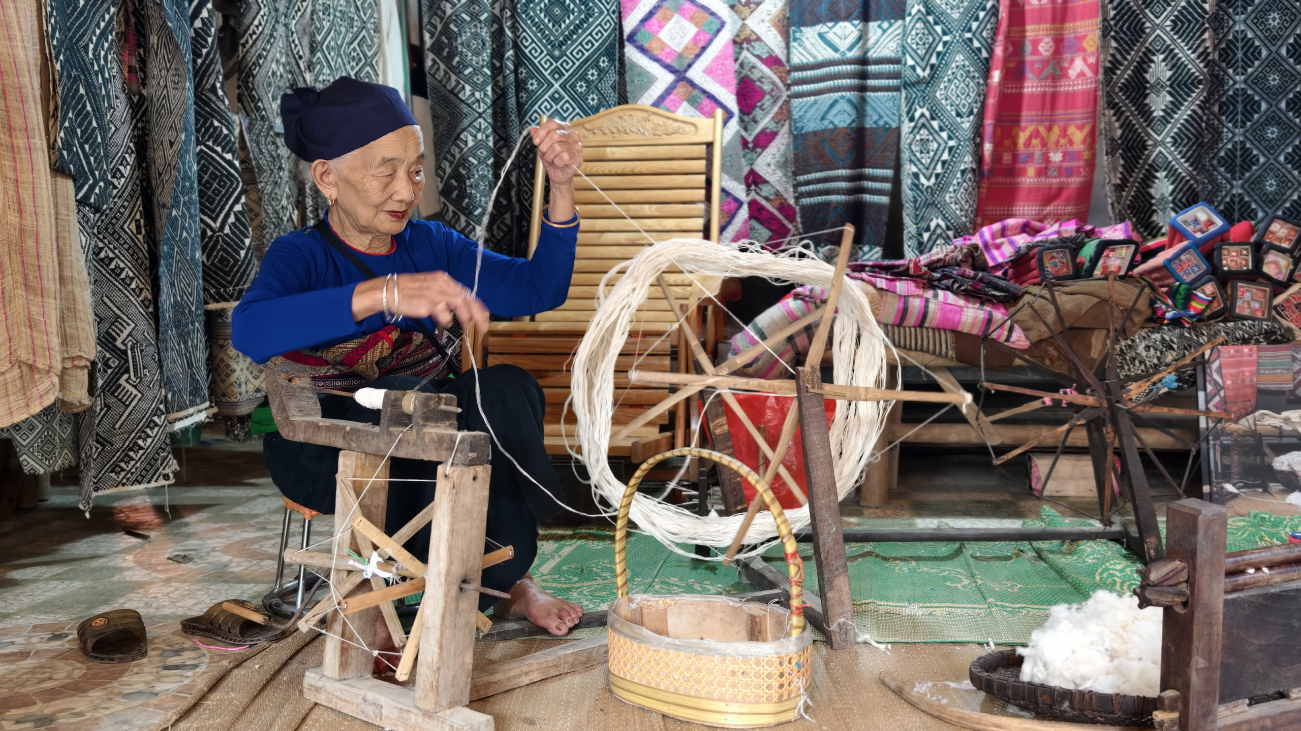 Cụ Hà Thị Nhân bên khung cửi. Ảnh: Huy Thông - ảnh 3