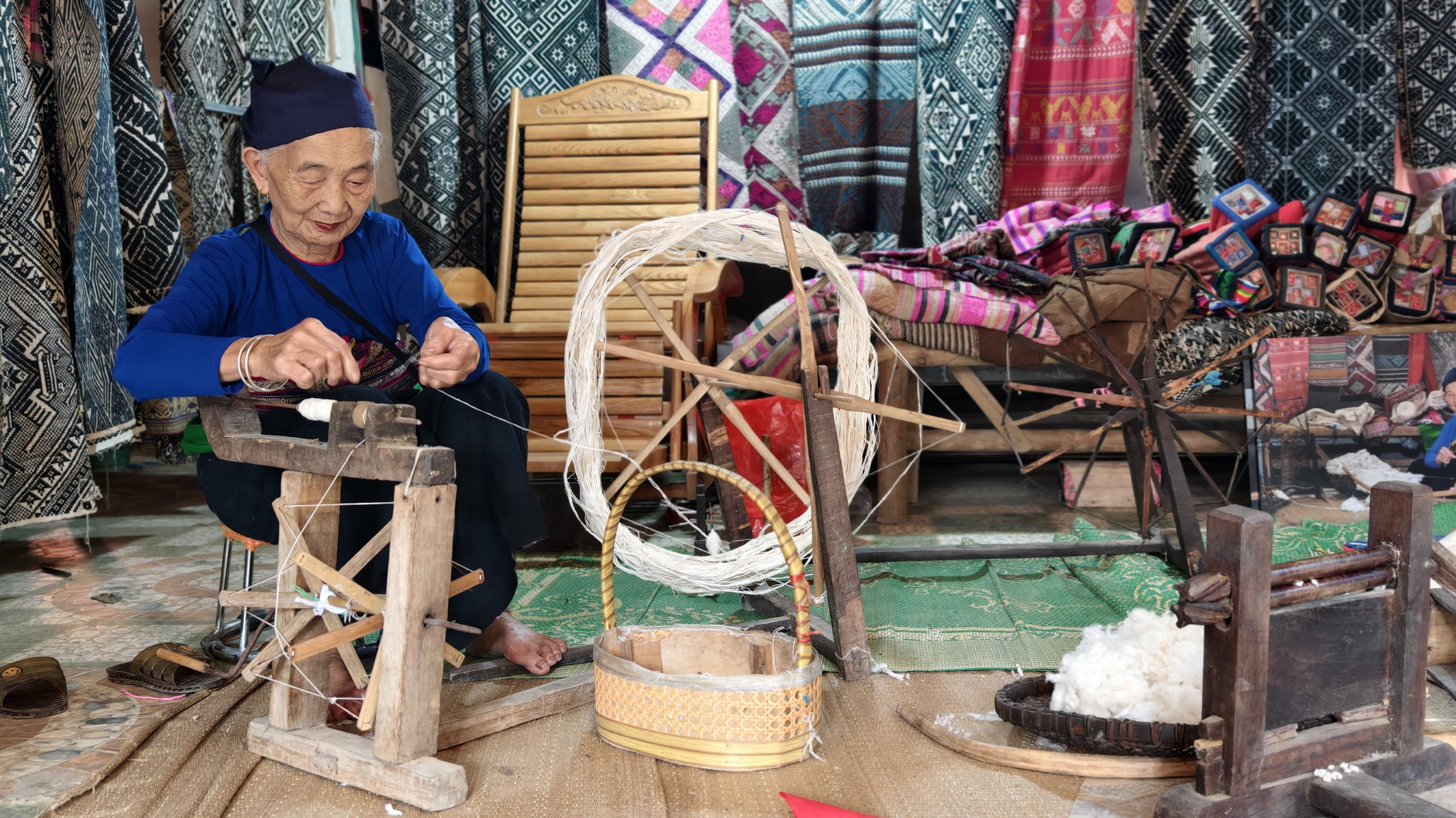 Cụ Hà Thị Nhân bên khung cửi. Ảnh: Huy Thông - ảnh 4