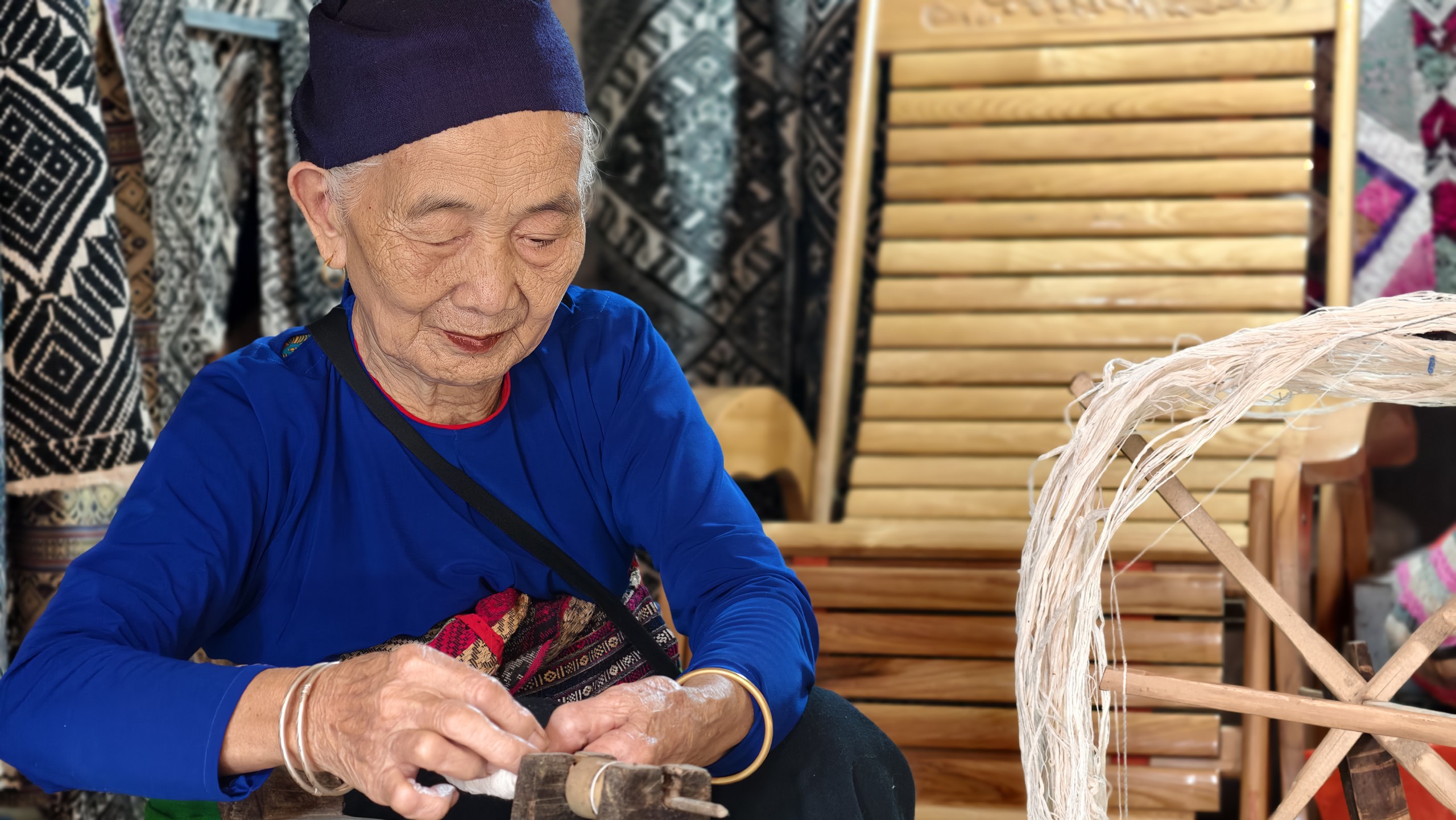 Cụ Hà Thị Nhân bên khung cửi. Ảnh: Huy Thông - ảnh 5