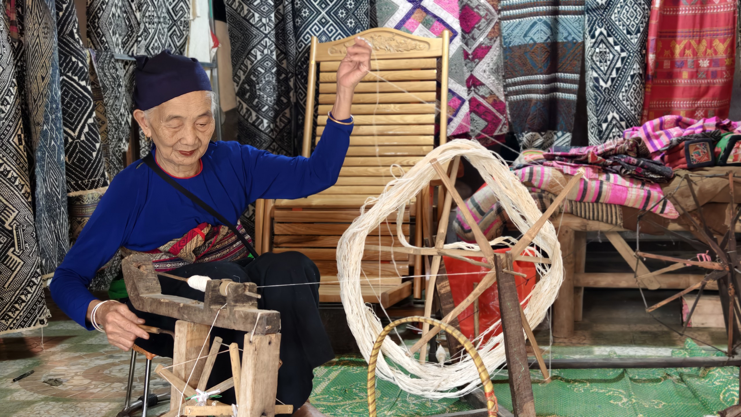Cụ Hà Thị Nhân bên khung cửi. Ảnh: Huy Thông - ảnh 6