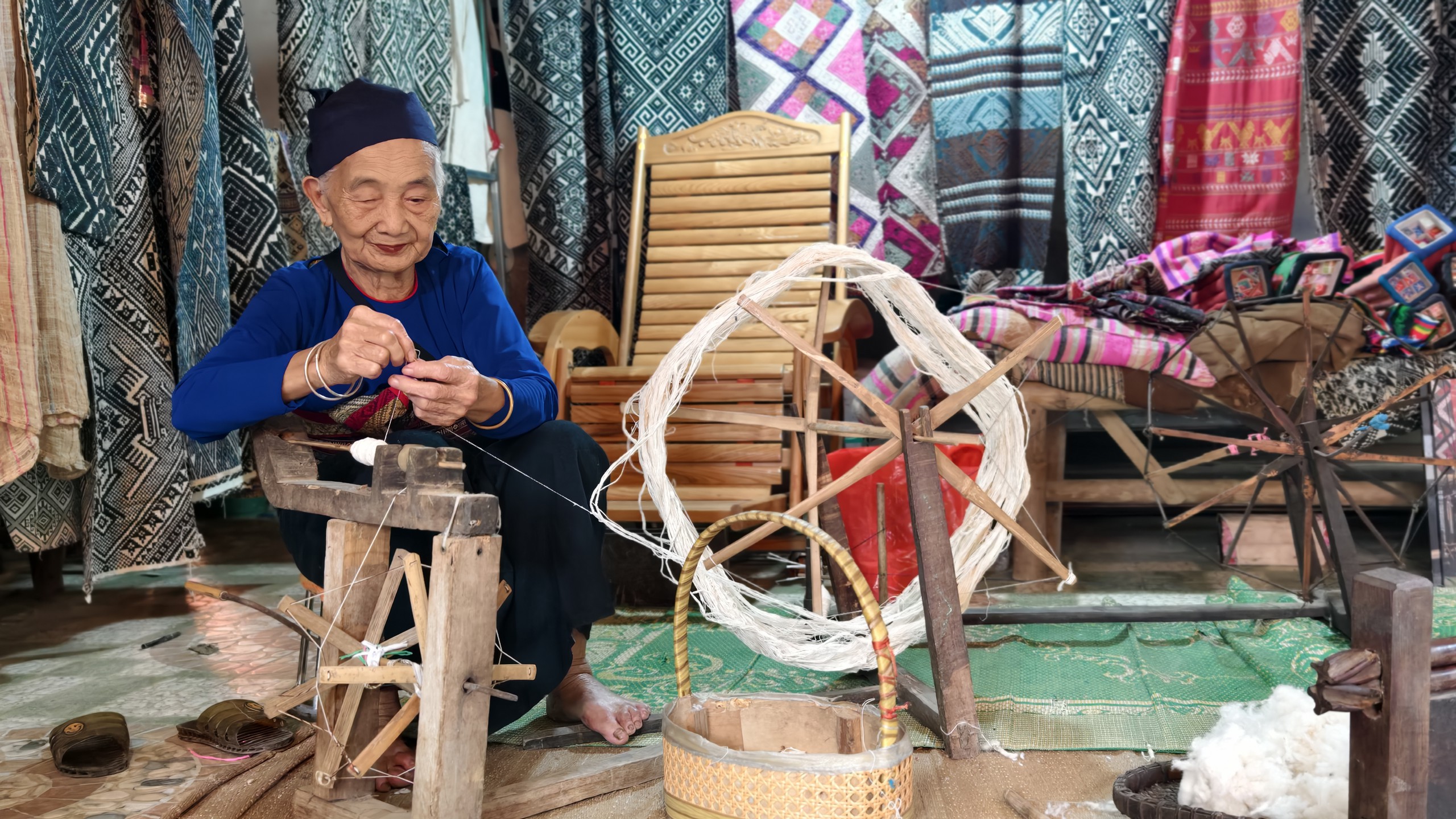 Cụ Hà Thị Nhân bên khung cửi. Ảnh: Huy Thông - ảnh 7