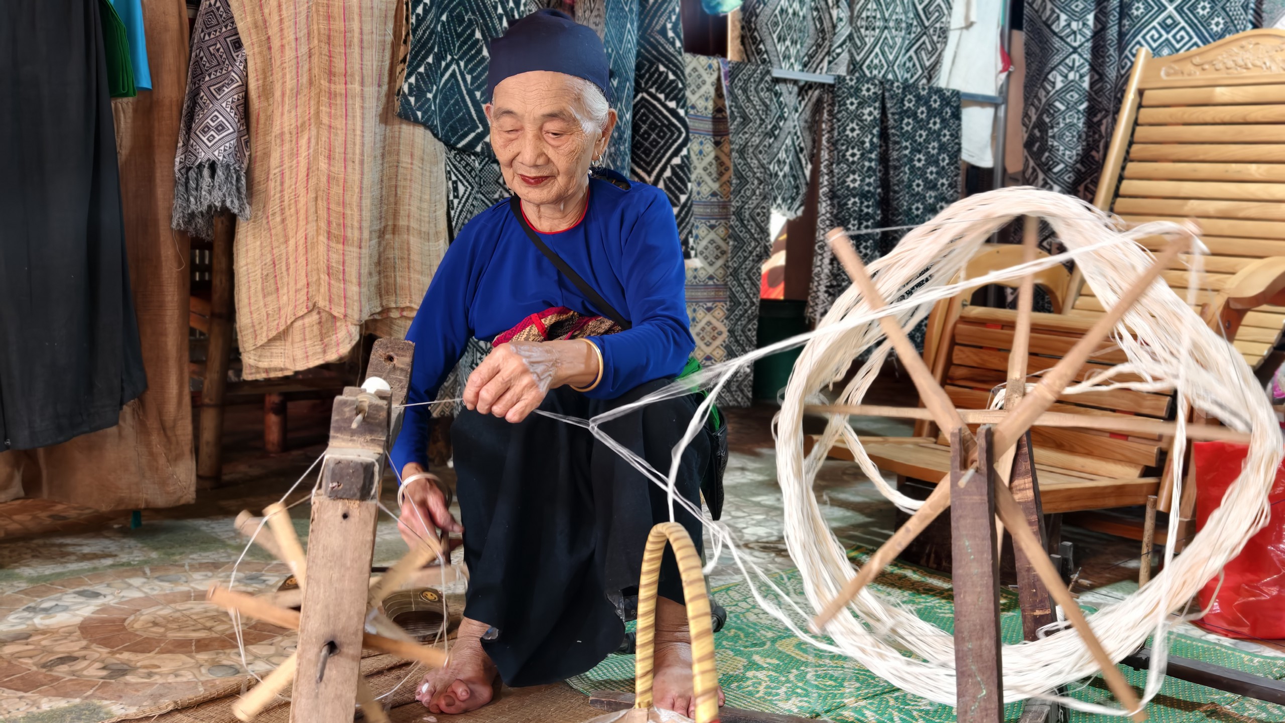 Cụ Hà Thị Nhân bên khung cửi. Ảnh: Huy Thông - ảnh 8
