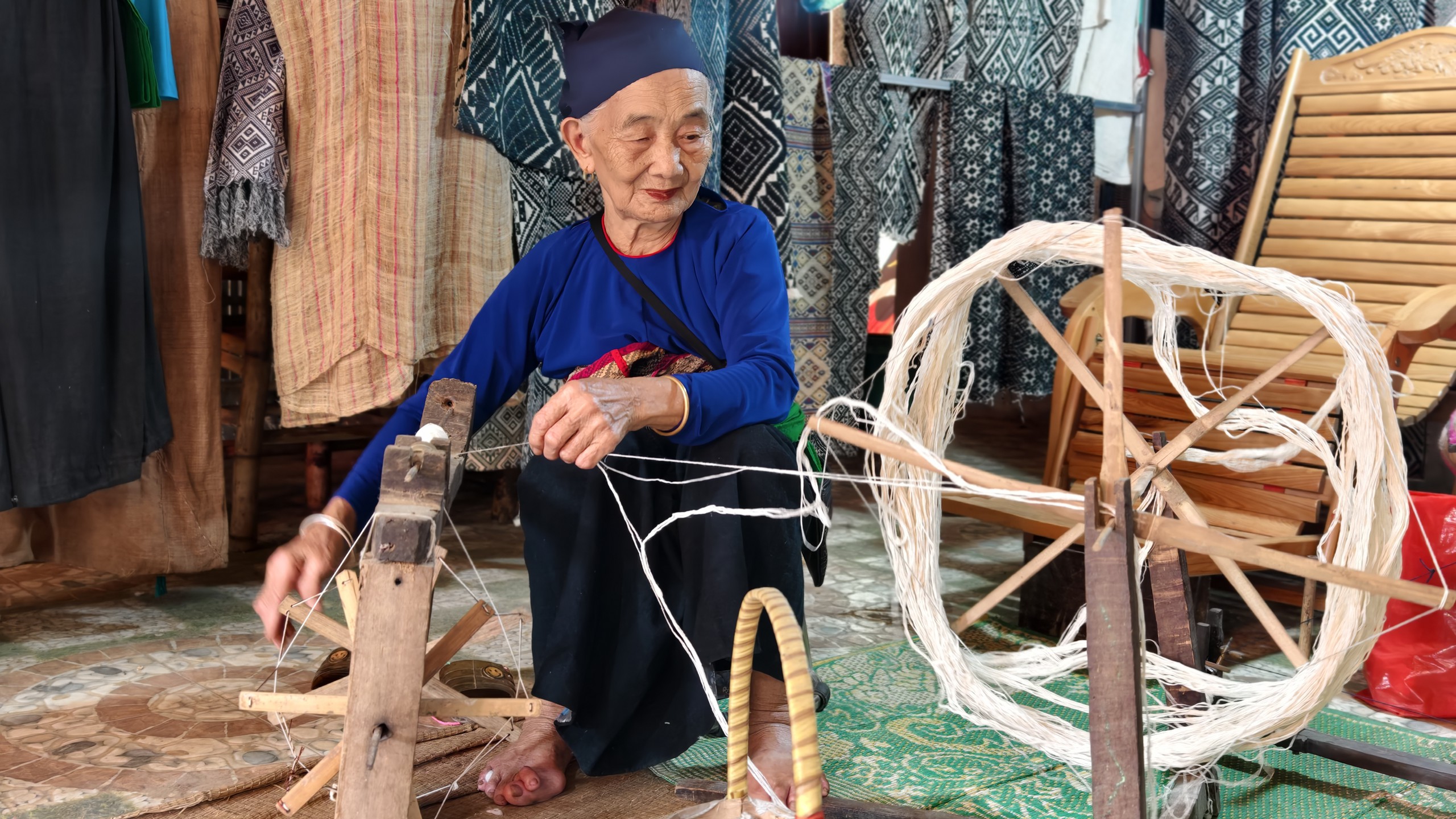 Cụ Hà Thị Nhân bên khung cửi. Ảnh: Huy Thông - ảnh 9