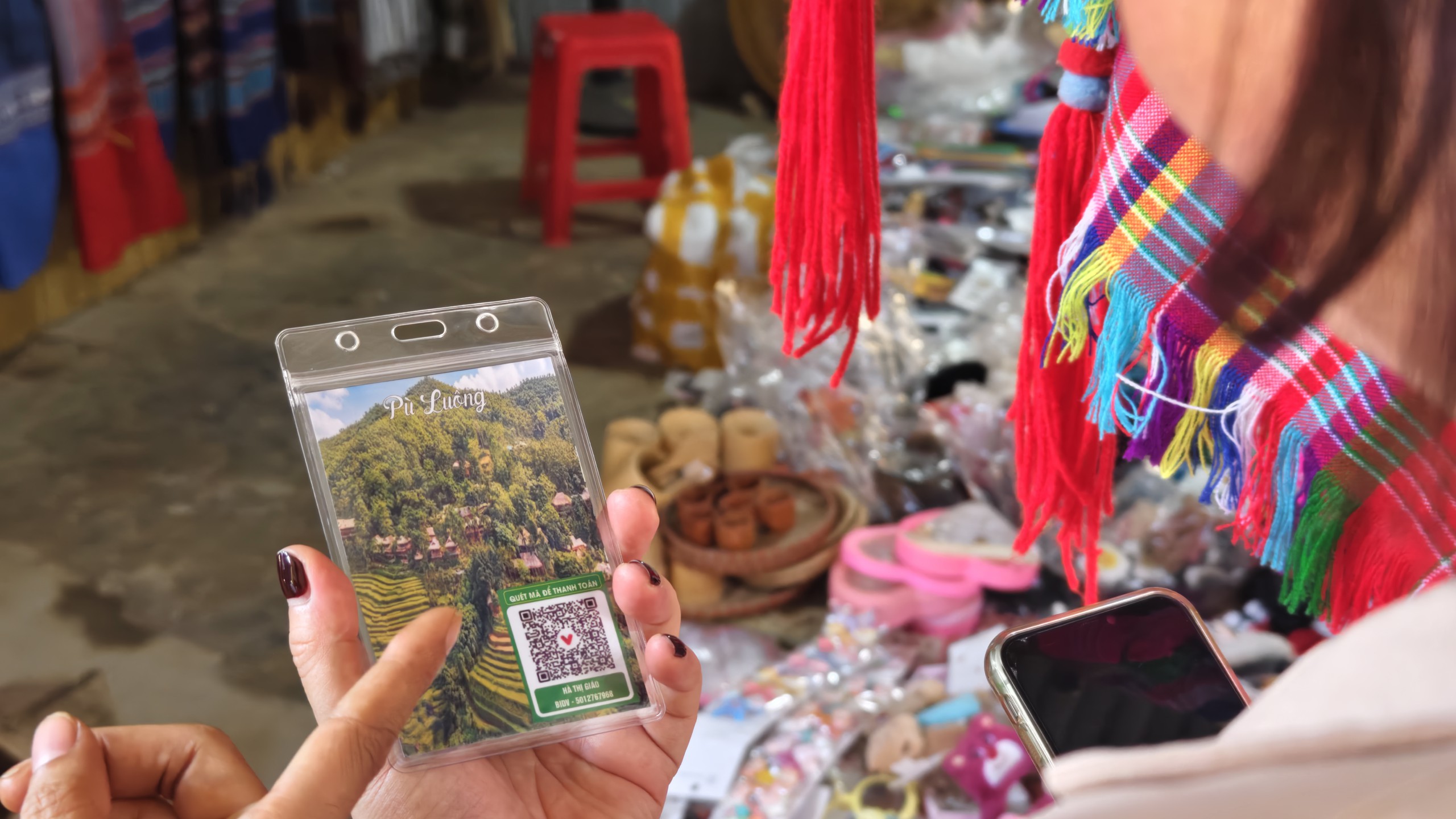 Bà Bùi Thị Hoa hỏi thăm chị Hà Thị Giáo về mã QR. Ảnh: Huy Thông