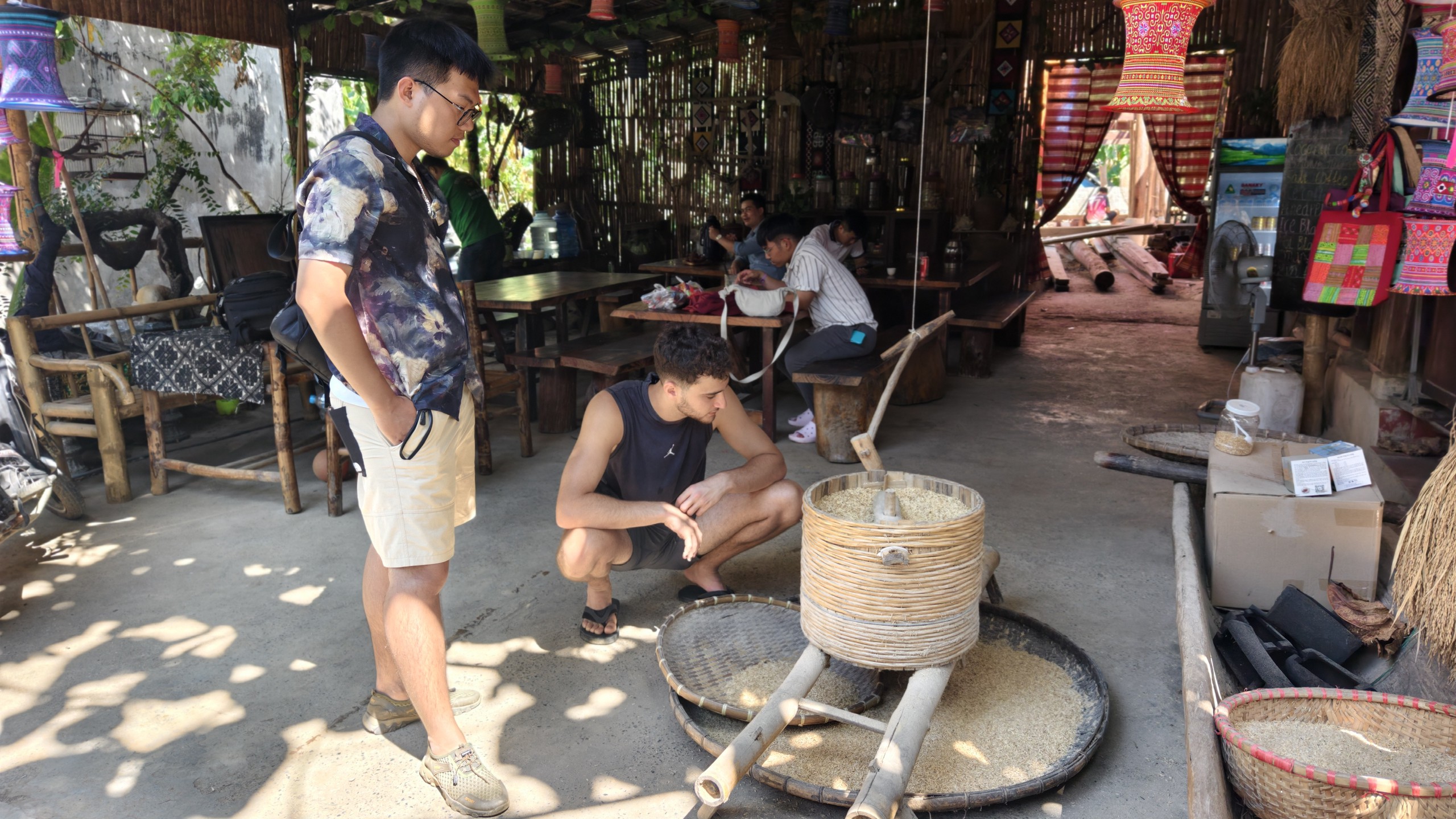 Một nữ du khách đến từ Hà Nội chọn mua thổ cẩm. Ảnh: Huy Thông - ảnh 2