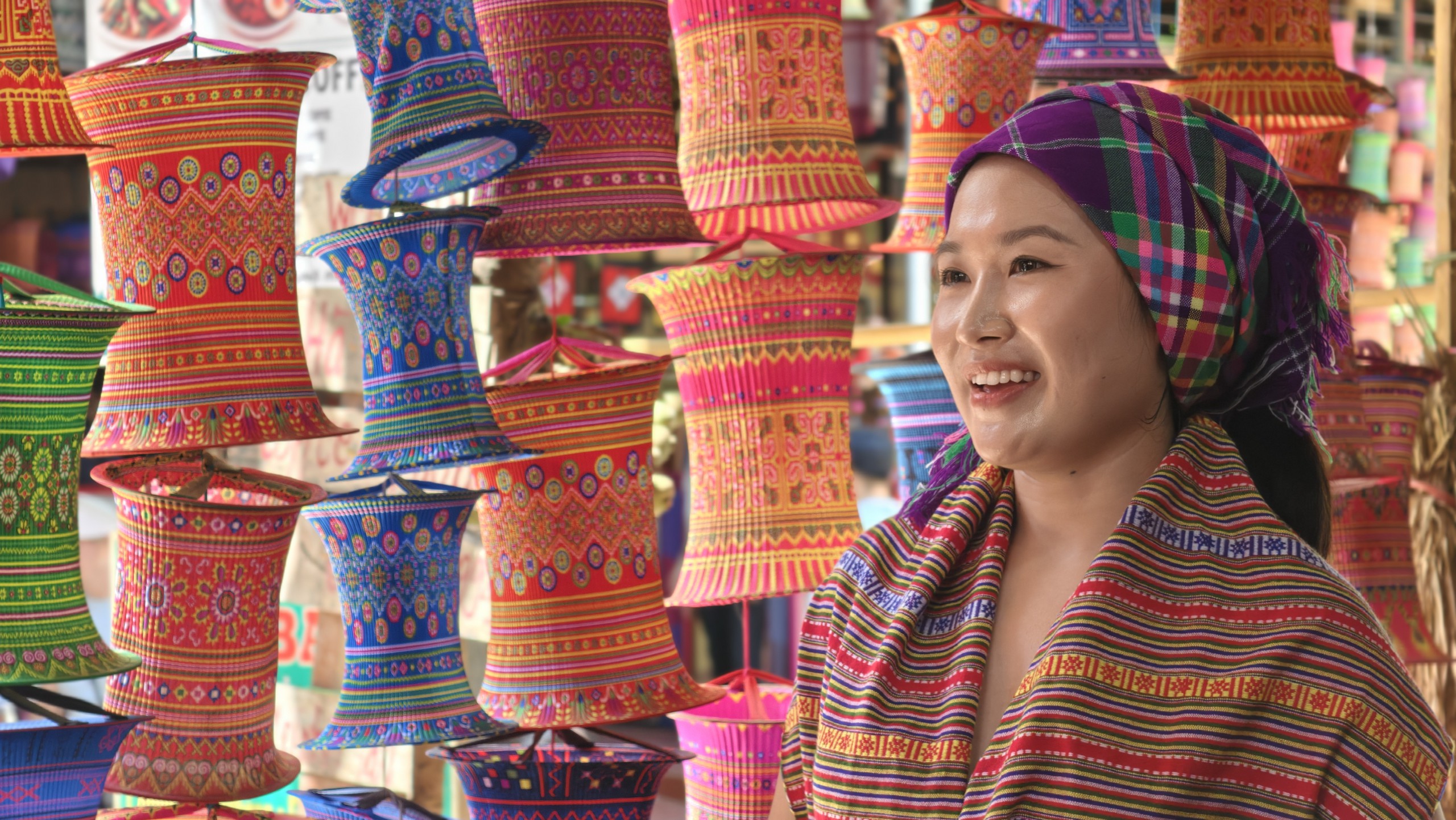Một nữ du khách đến từ Hà Nội chọn mua thổ cẩm. Ảnh: Huy Thông - ảnh 4