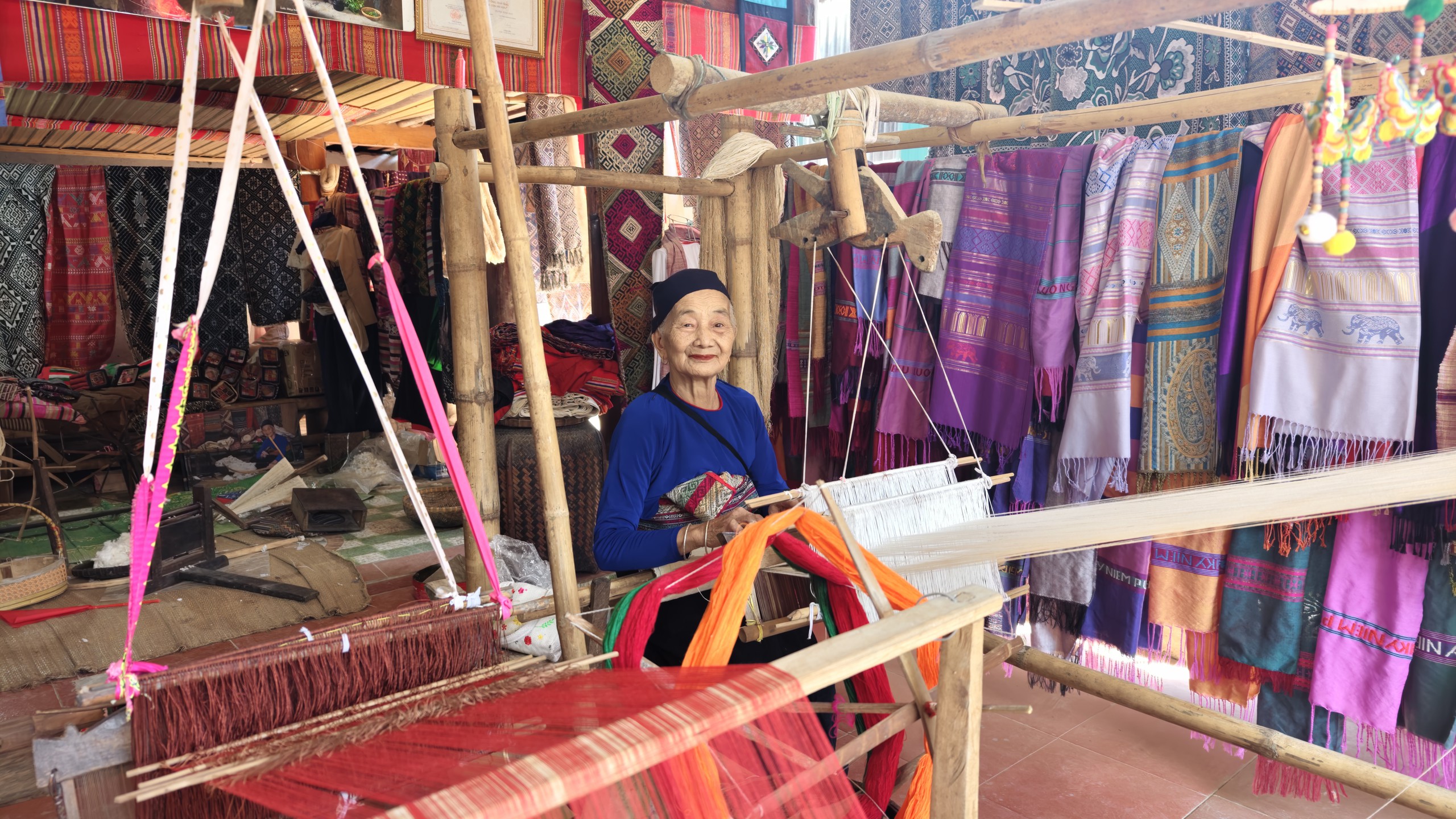 "Báu vật sống" của làng dệt Lặn Ngoài - cụ Hà Thị Nhân. Ảnh: Huy Thông - ảnh 1