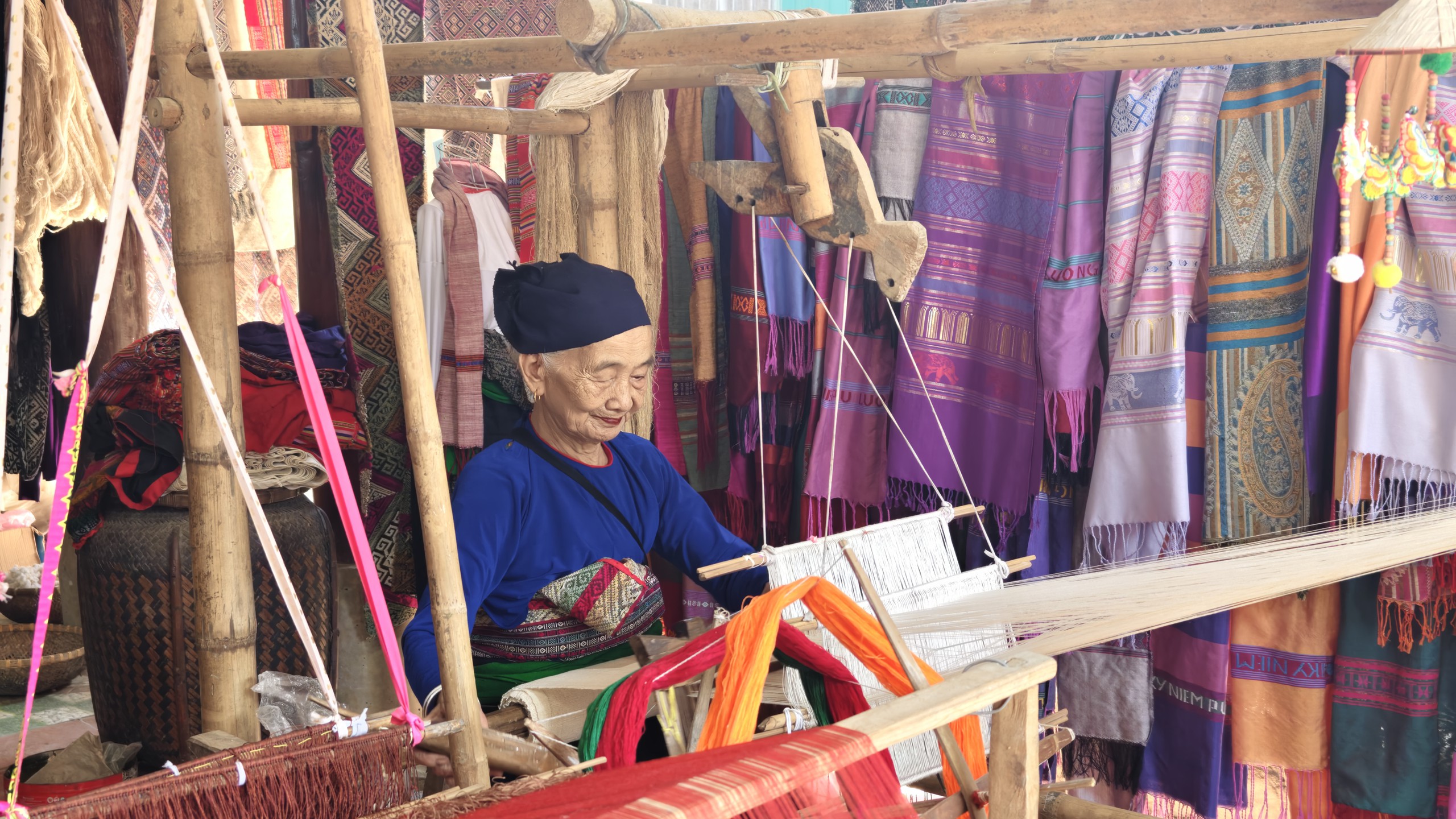 "Báu vật sống" của làng dệt Lặn Ngoài - cụ Hà Thị Nhân. Ảnh: Huy Thông - ảnh 2