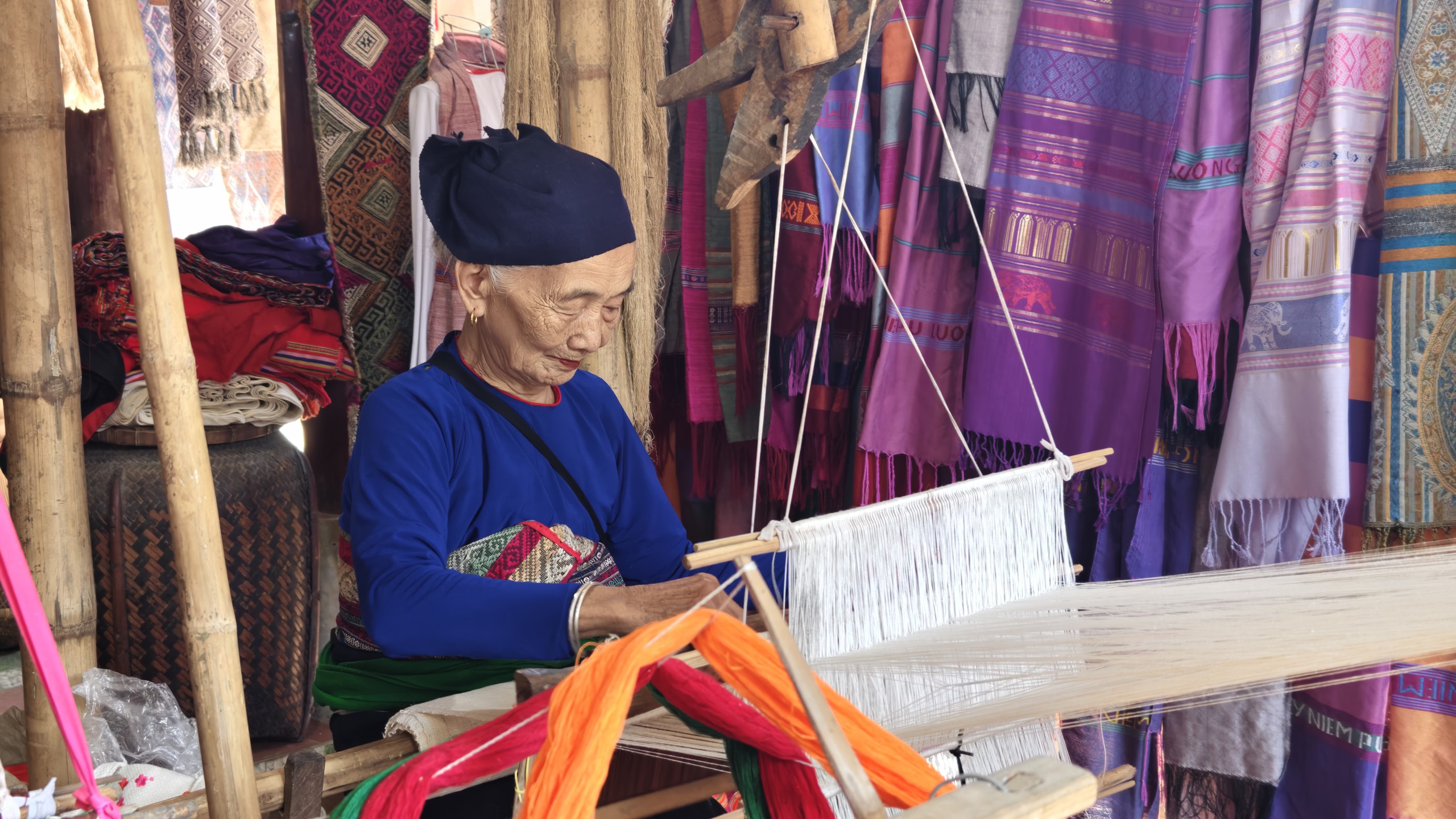 "Báu vật sống" của làng dệt Lặn Ngoài - cụ Hà Thị Nhân. Ảnh: Huy Thông - ảnh 3