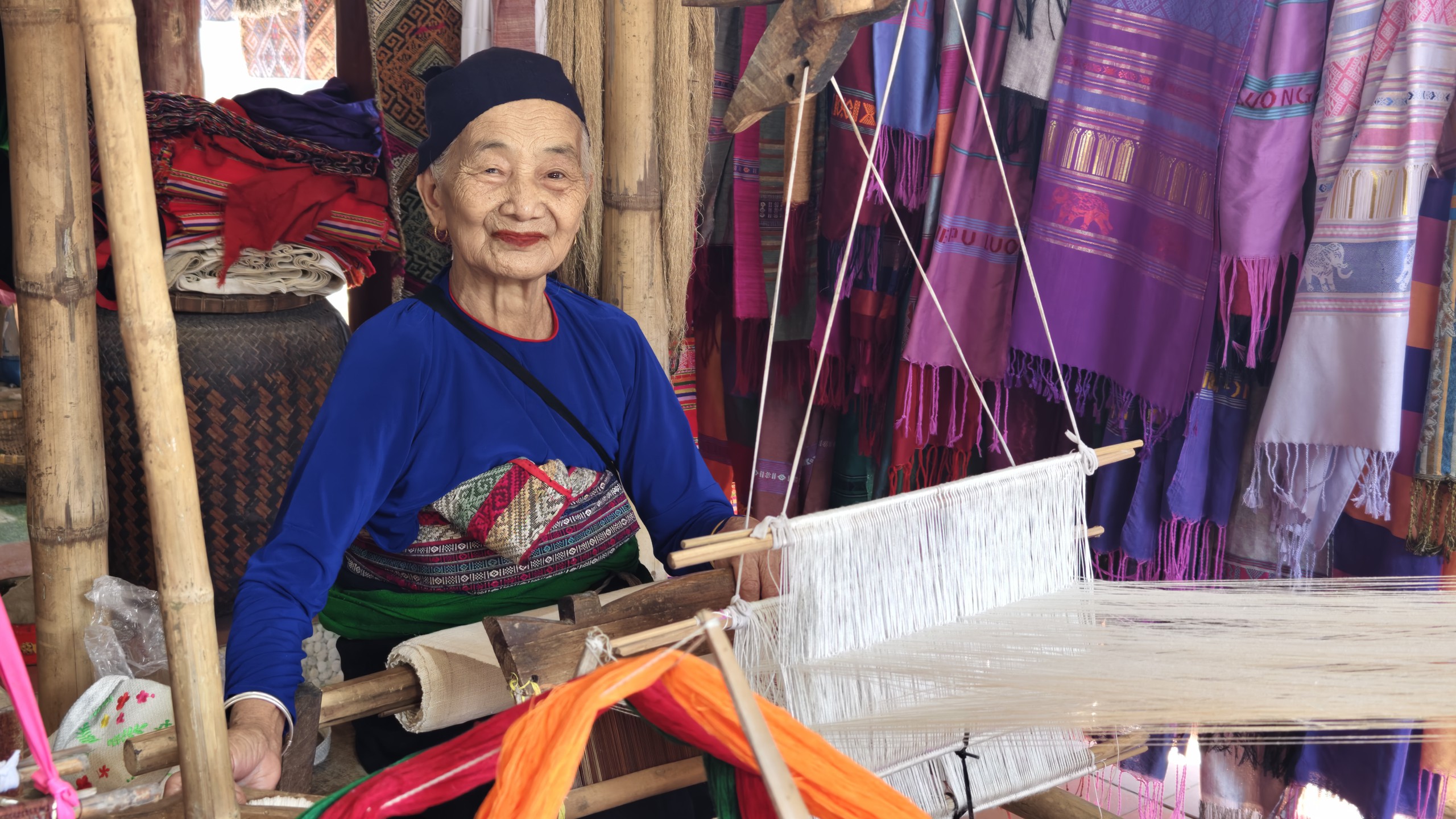 "Báu vật sống" của làng dệt Lặn Ngoài - cụ Hà Thị Nhân. Ảnh: Huy Thông - ảnh 4