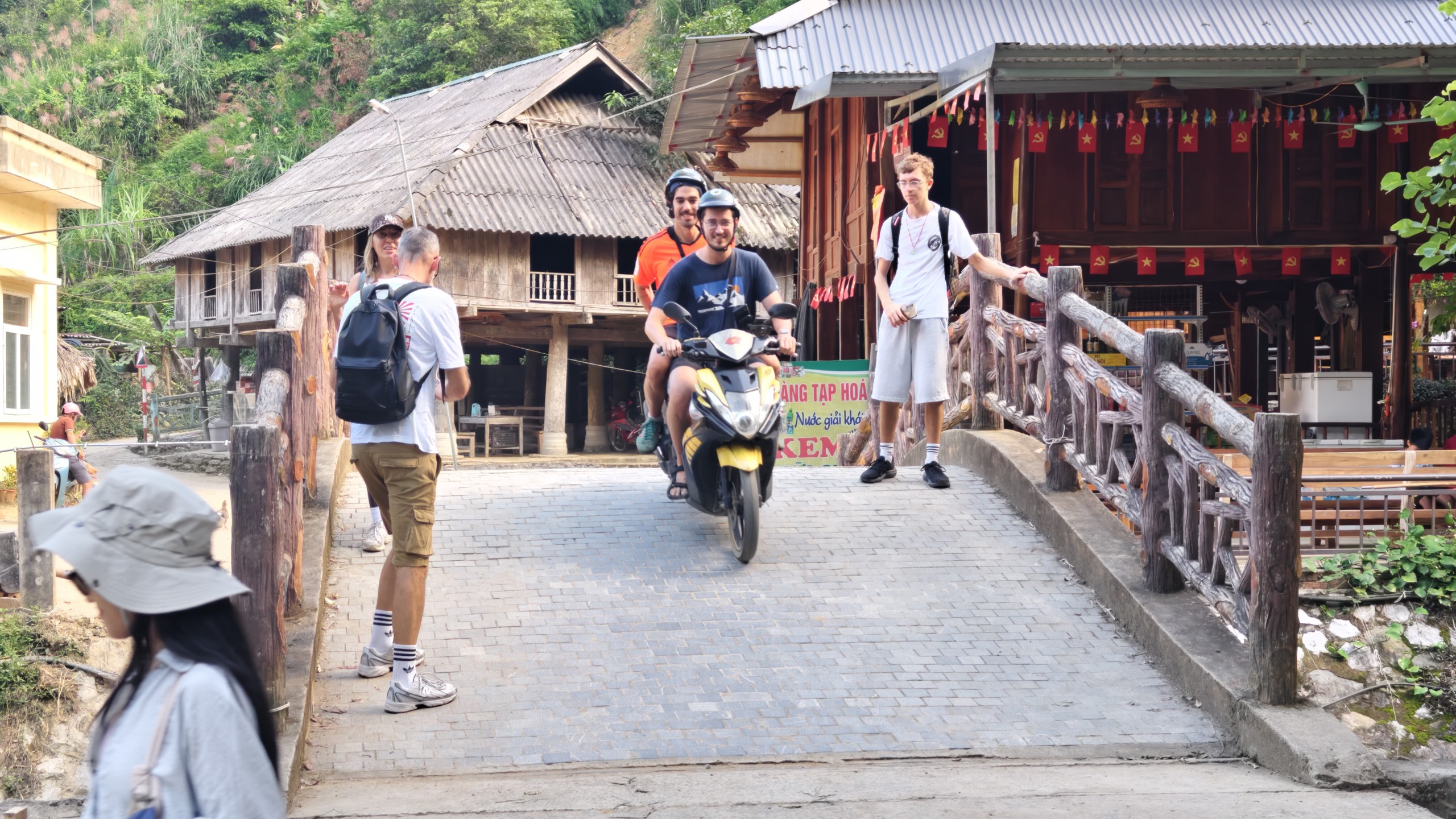 Khách du lịch trải nghiệm tại Kho Mường. Ảnh: Huy Thông - ảnh 3