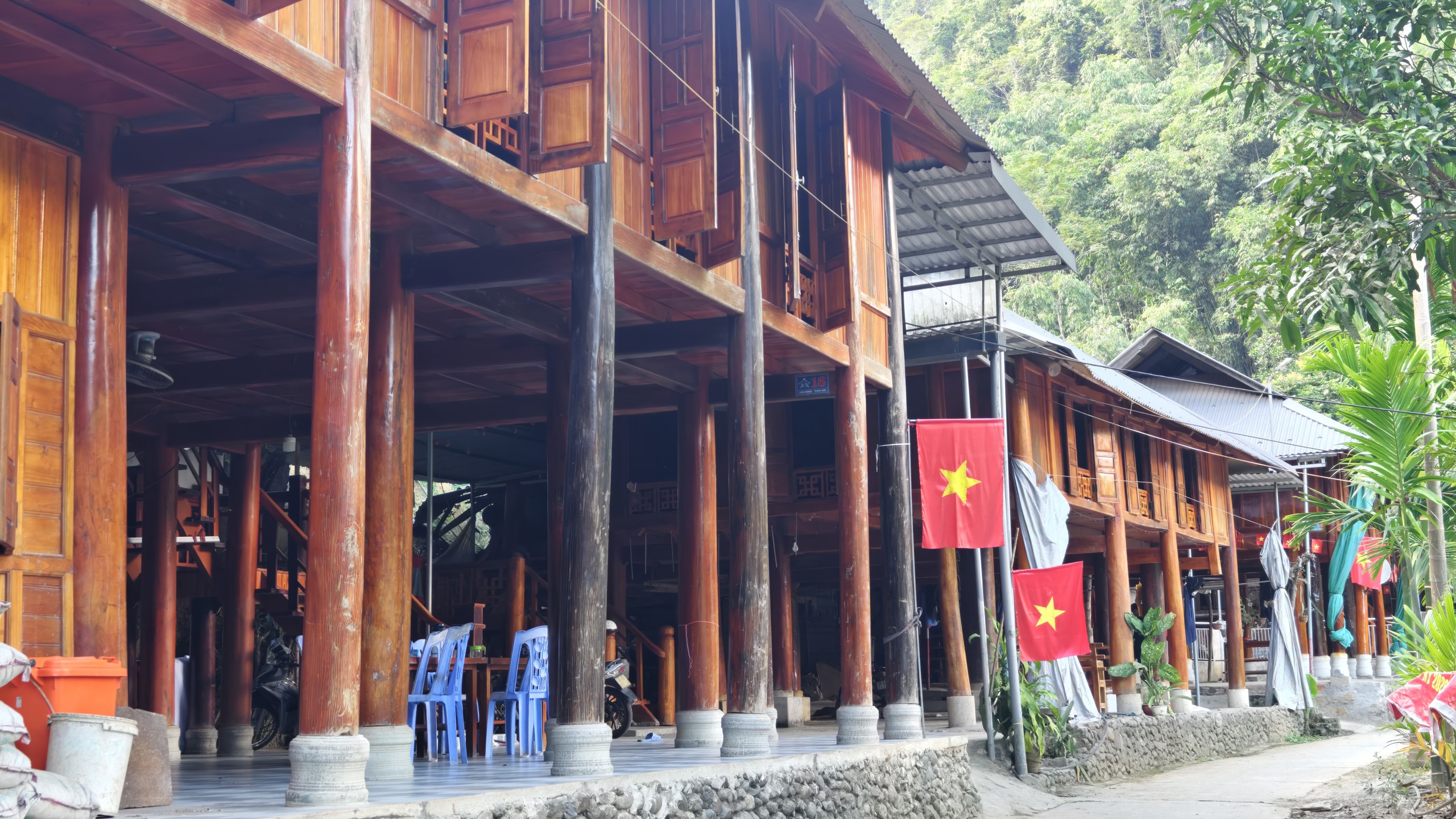 Kho Mường có gần 70 hộ gia đình (hơn 300 nhân khẩu), chủ yếu là đồng bào dân tộc Thái trắng sinh sống. Ảnh: Huy Thông - ảnh 1