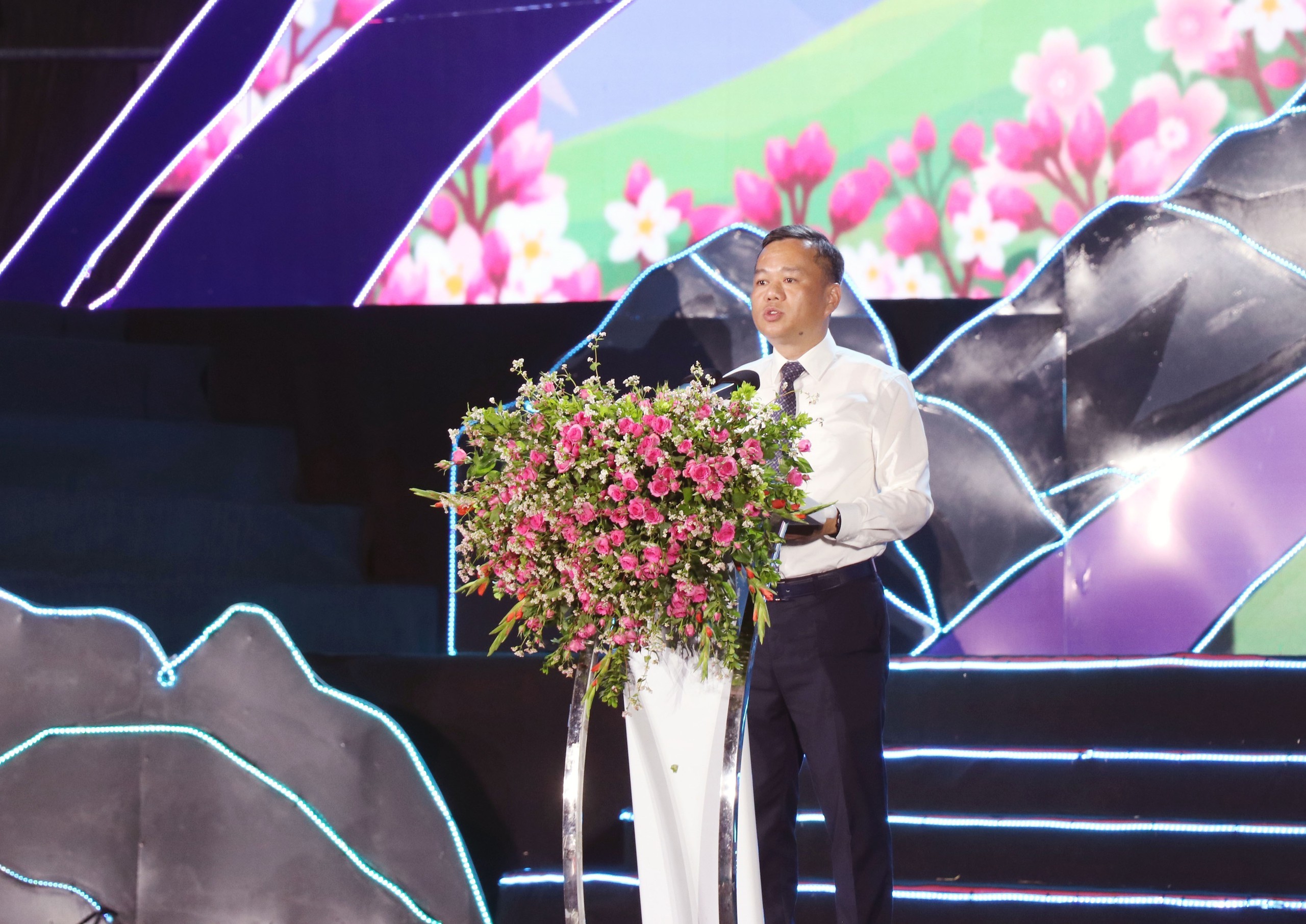 Khai mạc Lễ hội Hoa Tam giác mạch với chủ đề "Âm vang miền đá" - Ảnh 2.
