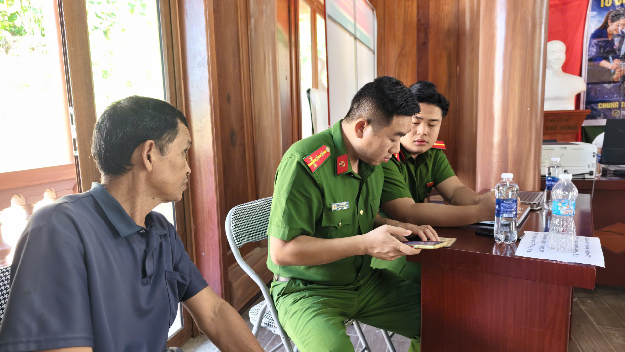 Việc đưa dịch vụ công đến tận thôn, bản có ý nghĩa thiết thực đối với người dân, đặc biệt tại địa bàn miền núi, nơi điều kiện đi lại còn gặp nhiều khó khăn. Ảnh: Huy Thông