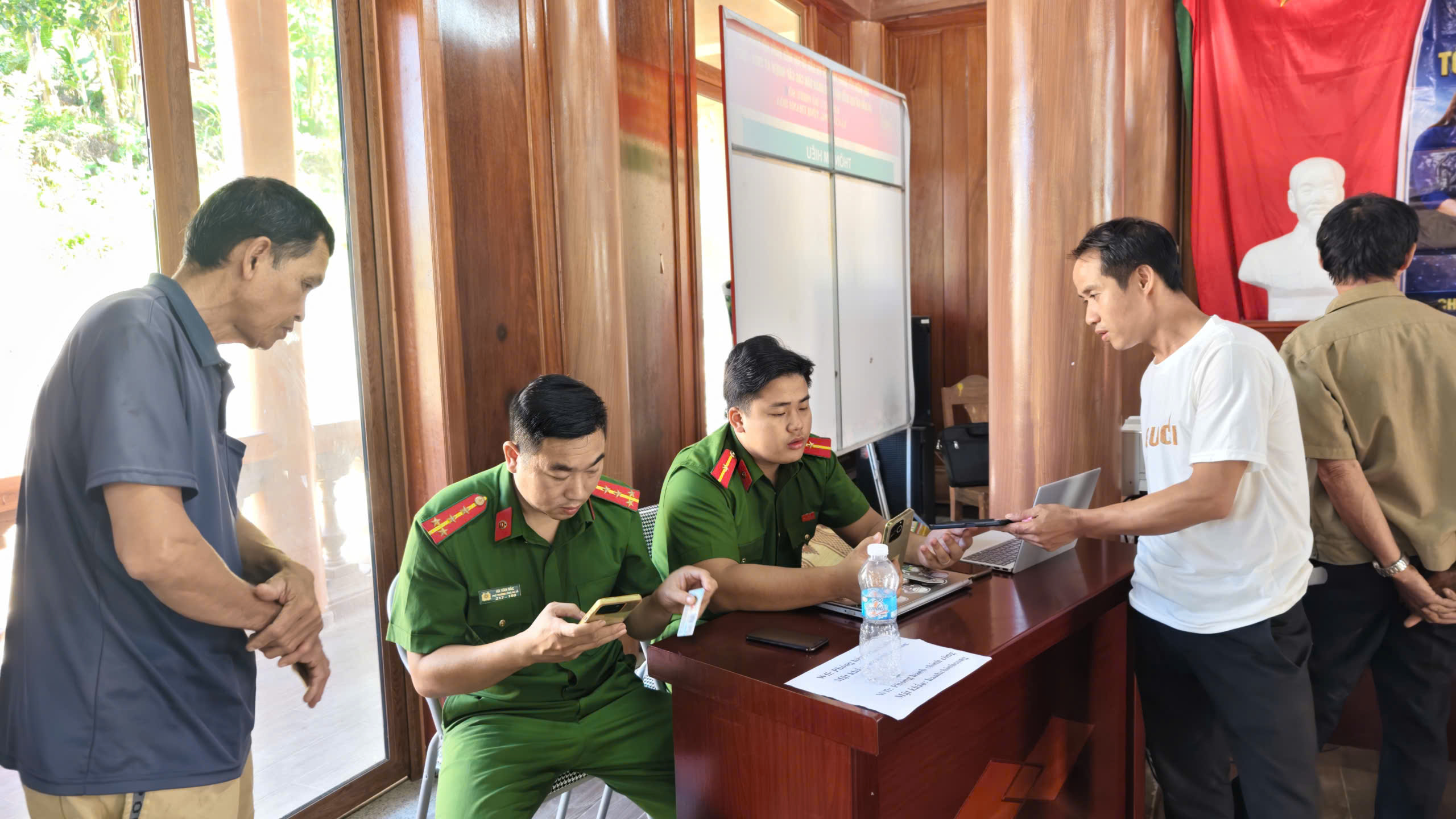 Việc đưa dịch vụ công đến tận thôn, bản có ý nghĩa thiết thực đối với người dân, đặc biệt tại địa bàn miền núi, nơi điều kiện đi lại còn gặp nhiều khó khăn. Ảnh: Huy Thông