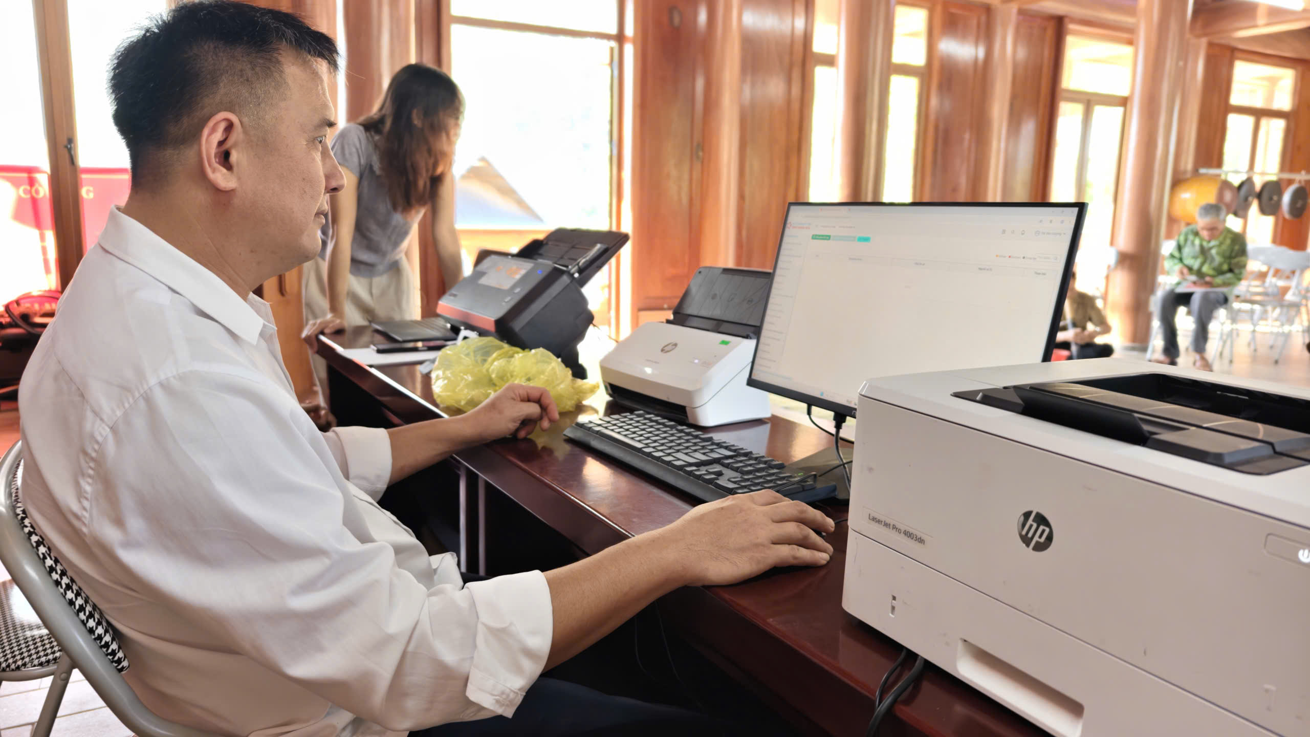 Việc đưa dịch vụ công đến tận thôn, bản có ý nghĩa thiết thực đối với người dân, đặc biệt tại địa bàn miền núi, nơi điều kiện đi lại còn gặp nhiều khó khăn. Ảnh: Huy Thông