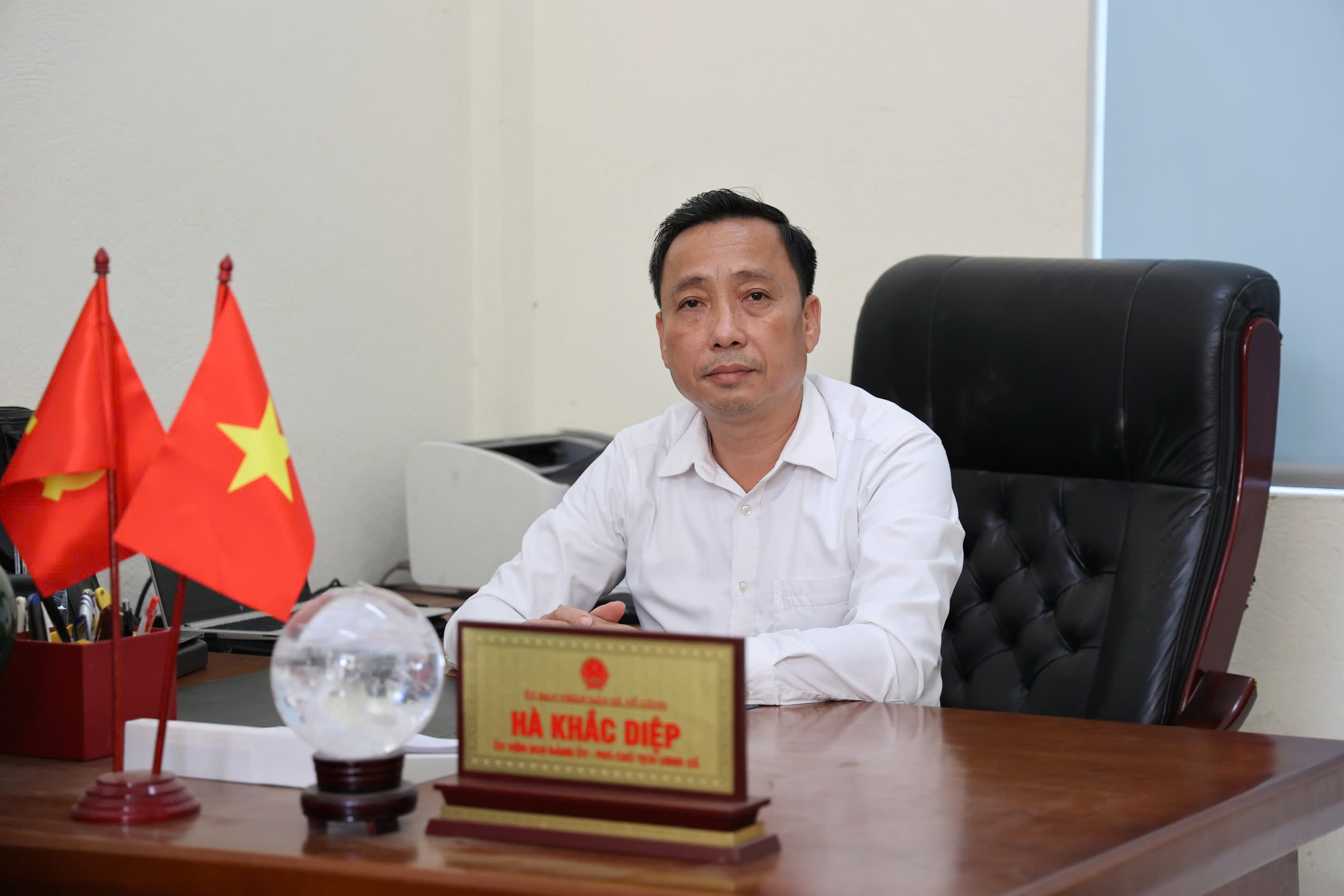 Ông Hà Khắc Diệp - Phó Chủ tịch UBND xã Cổ Lũng trả lời phỏng vấn Thể thao và Văn hóa. Ảnh: Mộng Thìn