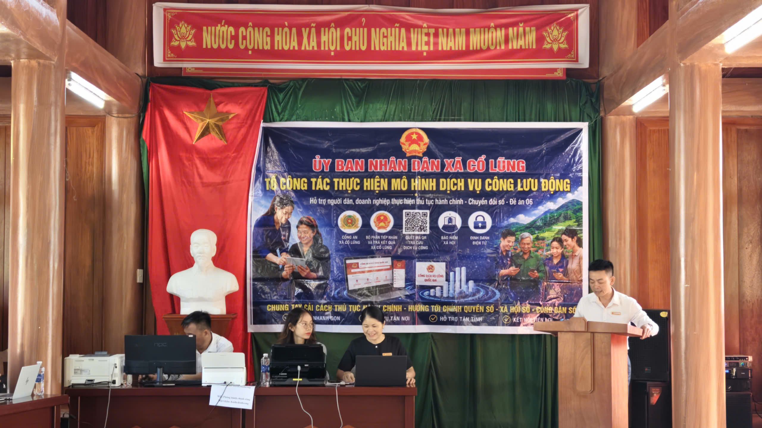 Ông Lương Văn Kiên - Giám đốc TT Phục vụ Hành chính công triển khai nội dung của buổi làm việc. Ảnh: Huy Thông