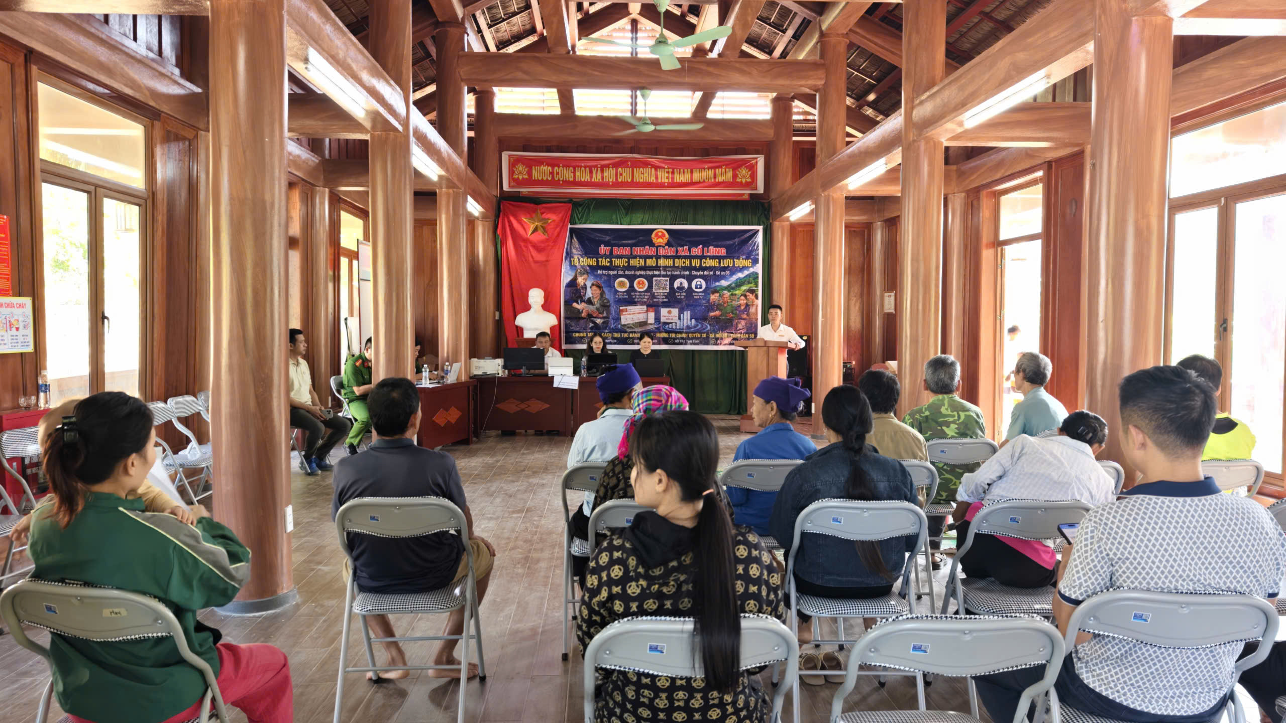 Nhằm tạo điều kiện thuận lợi cho người dân trong tiếp cận và sử dụng các dịch vụ hành chính công, xã Cổ Lũng tiếp tục triển khai mô hình dịch vụ công lưu động tại thôn Hiêu, trực tiếp hỗ trợ người dân giải quyết thủ tục hành chính và hướng dẫn tích hợp thông tin trên ứng dụng VNeID. Ảnh: Huy Thông