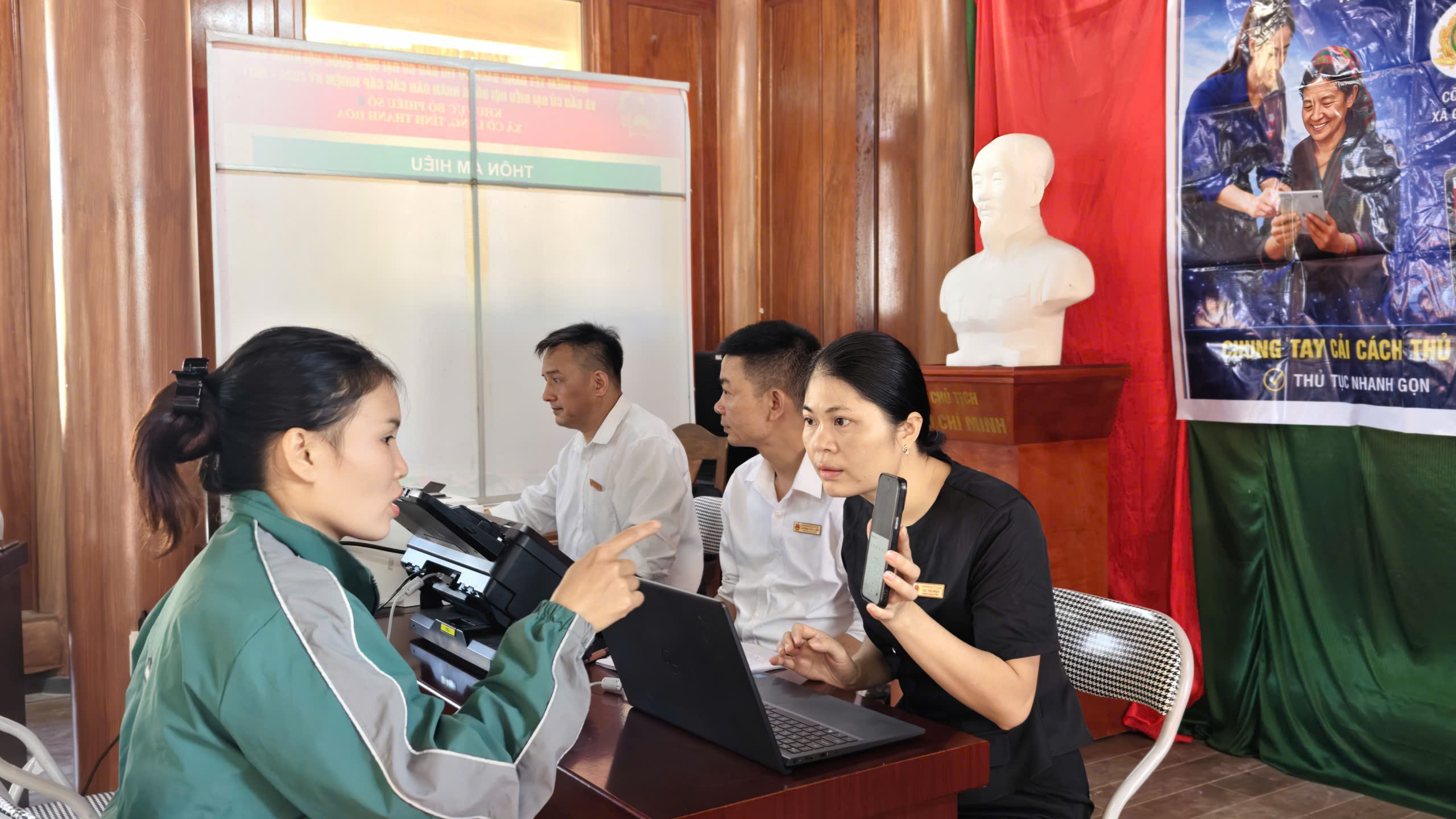 Các thành viên tổ công tác đã trực tiếp tiếp nhận, hướng dẫn và hỗ trợ người dân thực hiện các thủ tục hành chính theo nhu cầu; đồng thời giải đáp những khó khăn, vướng mắc trong quá trình chuẩn bị hồ sơ, kê khai thông tin và thực hiện các thủ tục theo quy định. Ảnh: Huy Thông