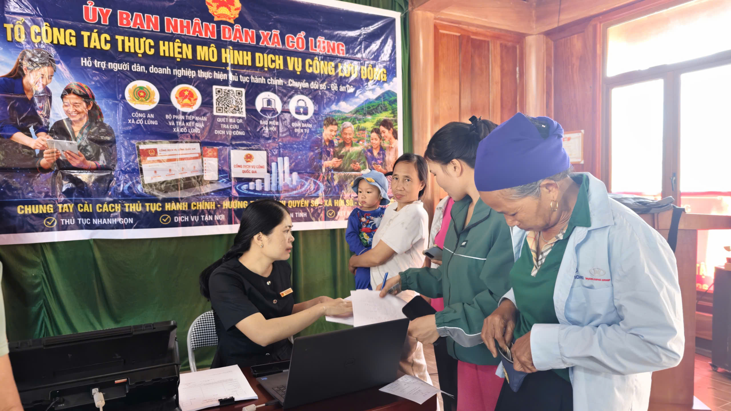 Các thành viên tổ công tác đã trực tiếp tiếp nhận, hướng dẫn và hỗ trợ người dân thực hiện các thủ tục hành chính theo nhu cầu; đồng thời giải đáp những khó khăn, vướng mắc trong quá trình chuẩn bị hồ sơ, kê khai thông tin và thực hiện các thủ tục theo quy định. Ảnh: Huy Thông