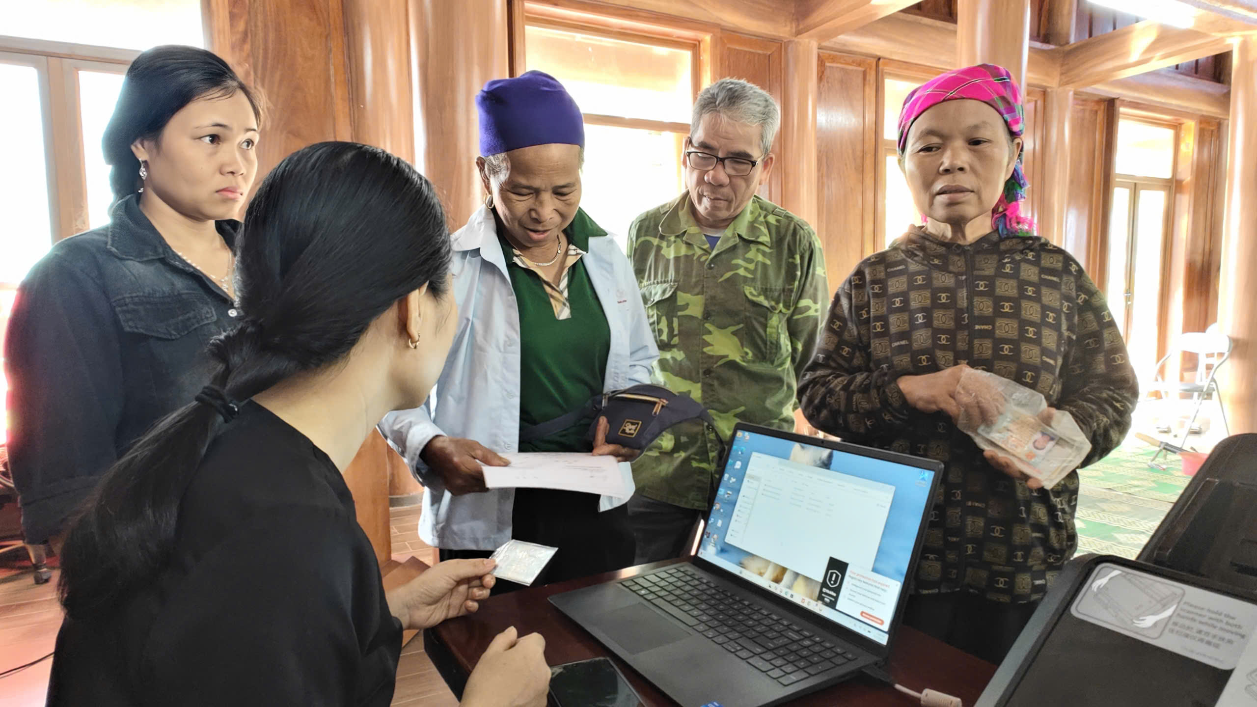 Các thành viên tổ công tác đã trực tiếp tiếp nhận, hướng dẫn và hỗ trợ người dân thực hiện các thủ tục hành chính theo nhu cầu; đồng thời giải đáp những khó khăn, vướng mắc trong quá trình chuẩn bị hồ sơ, kê khai thông tin và thực hiện các thủ tục theo quy định. Ảnh: Huy Thông