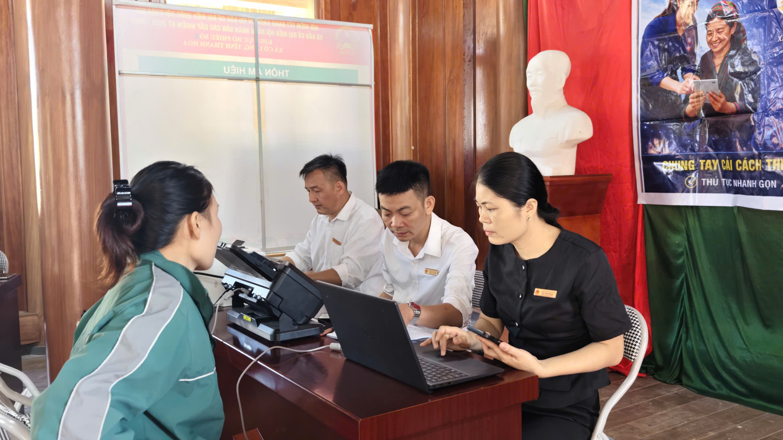 Các thành viên tổ công tác đã trực tiếp tiếp nhận, hướng dẫn và hỗ trợ người dân thực hiện các thủ tục hành chính theo nhu cầu; đồng thời giải đáp những khó khăn, vướng mắc trong quá trình chuẩn bị hồ sơ, kê khai thông tin và thực hiện các thủ tục theo quy định. Ảnh: Huy Thông