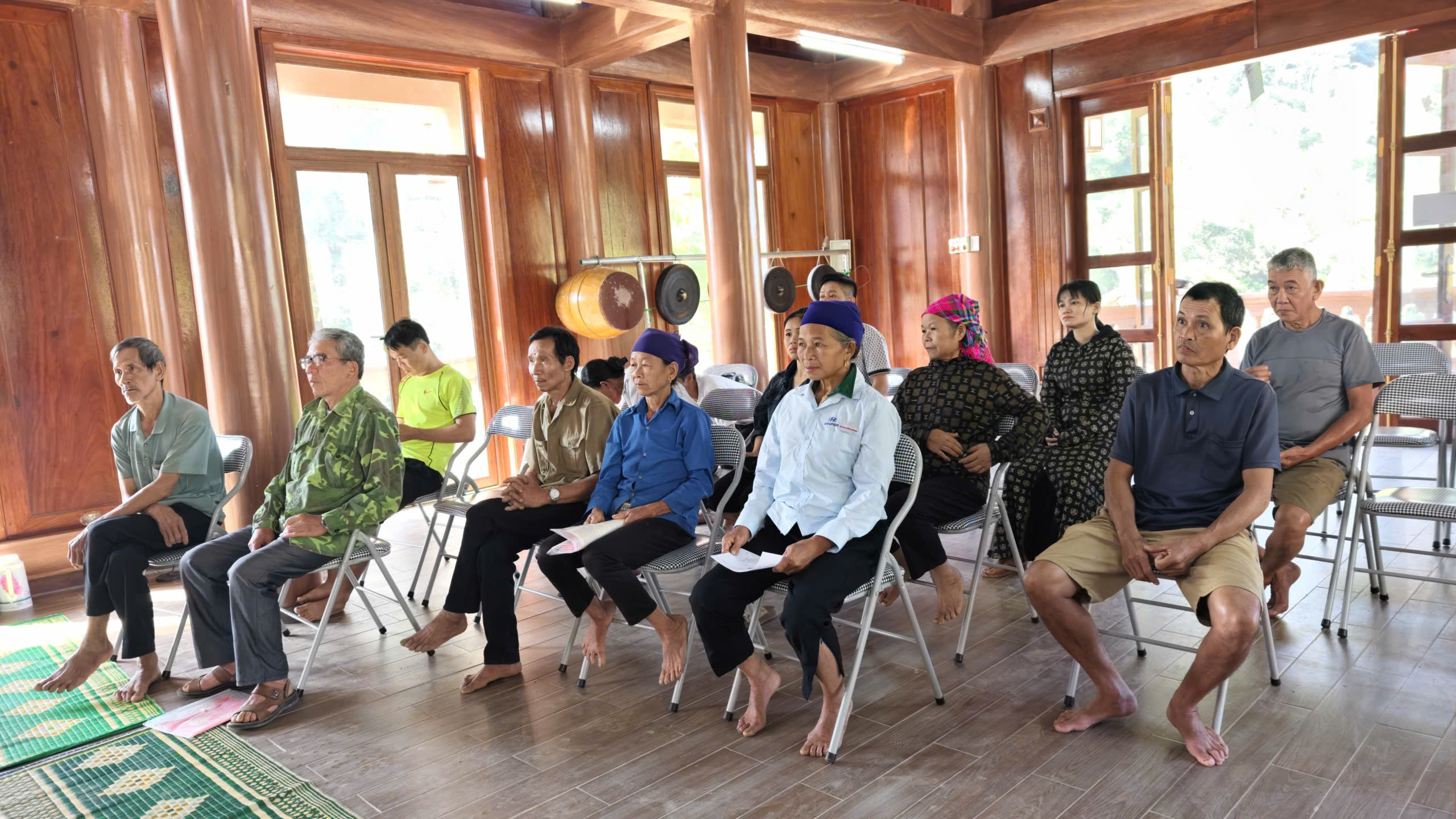 Việc đưa dịch vụ công đến tận thôn, bản có ý nghĩa thiết thực đối với người dân, đặc biệt tại địa bàn miền núi, nơi điều kiện đi lại còn gặp nhiều khó khăn. Ảnh: Huy Thông