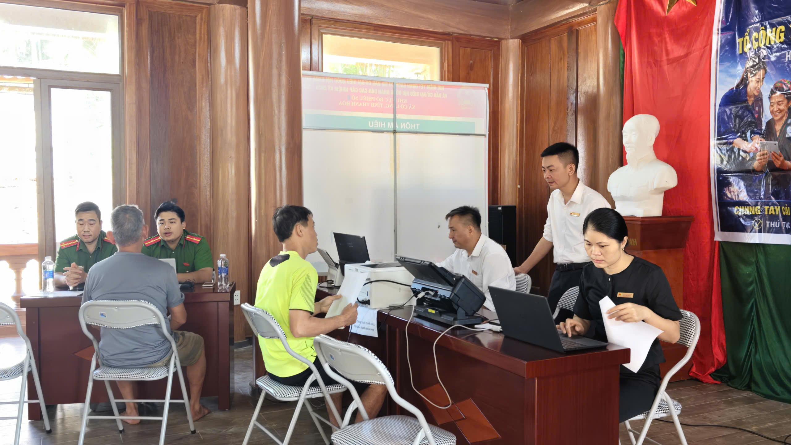 Việc đưa dịch vụ công đến tận thôn, bản có ý nghĩa thiết thực đối với người dân, đặc biệt tại địa bàn miền núi, nơi điều kiện đi lại còn gặp nhiều khó khăn. Ảnh: Huy Thông