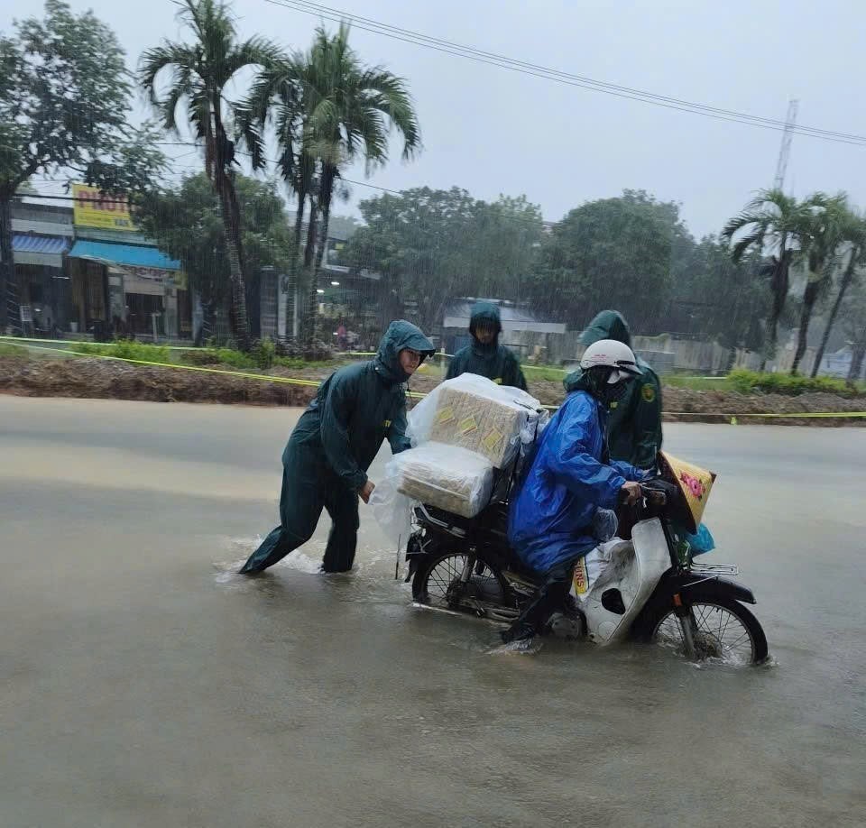 Khẩn trương triển khai phương án ứng phó mưa lớn từ Hà Tĩnh đến Đà Nẵng - Ảnh 1.