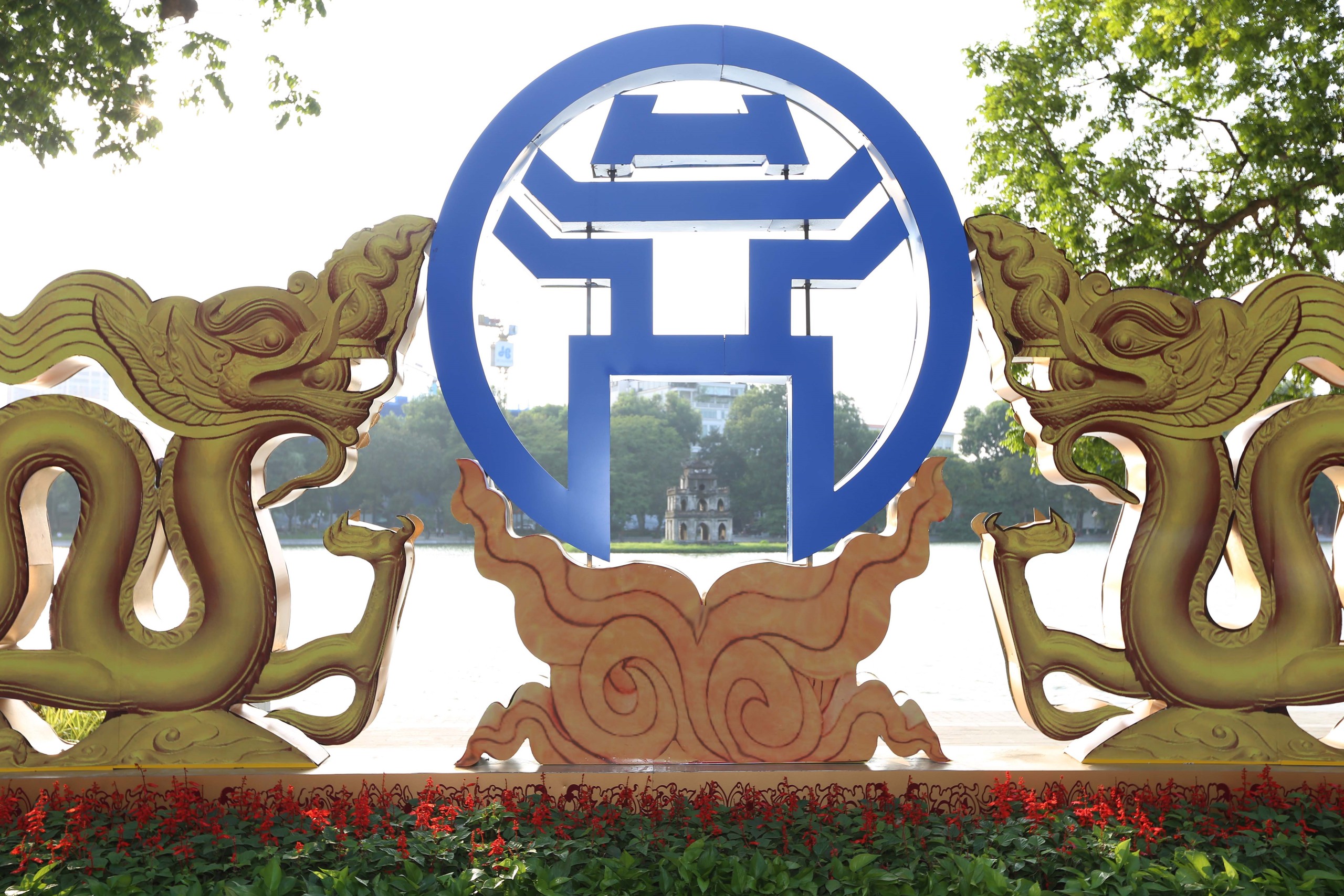 Biểu trưng chào mừng 1010 năm Thăng Long - Hà Nội. Ảnh: Hoàng Hiếu - TTXVN